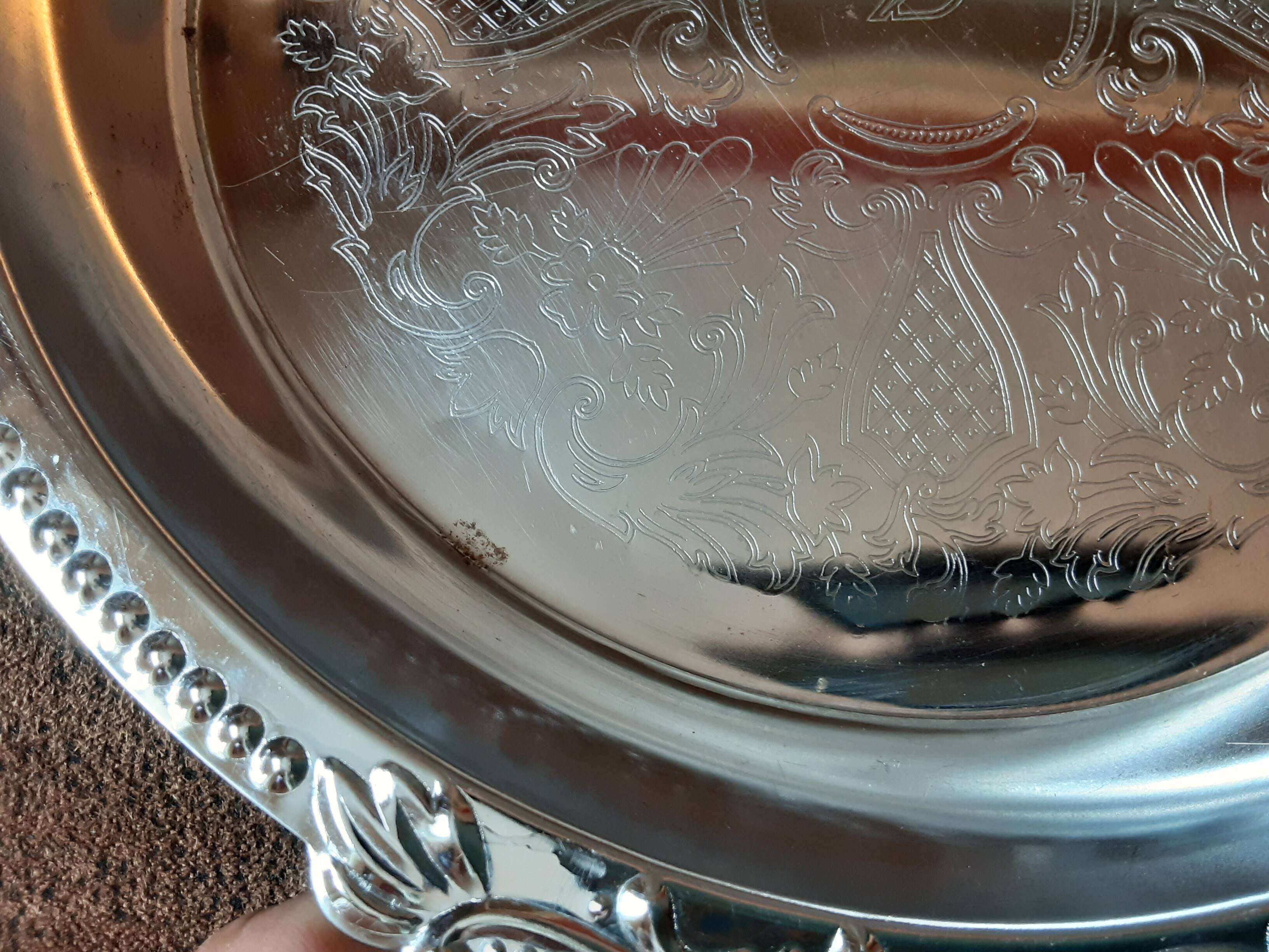 Set of 2 metal dishes