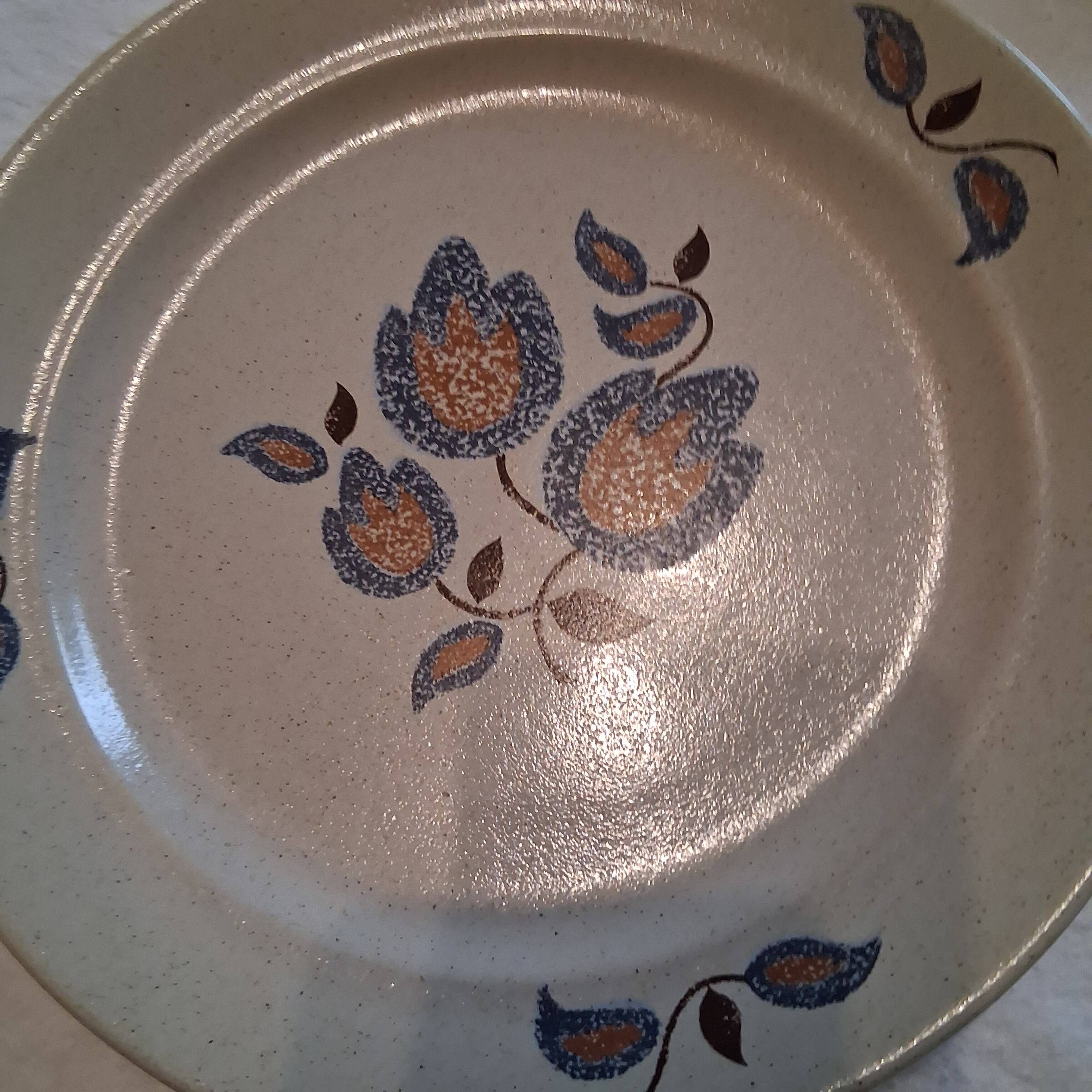 Set of 8 flat plates from St Amand model "Sologne" in good condition.