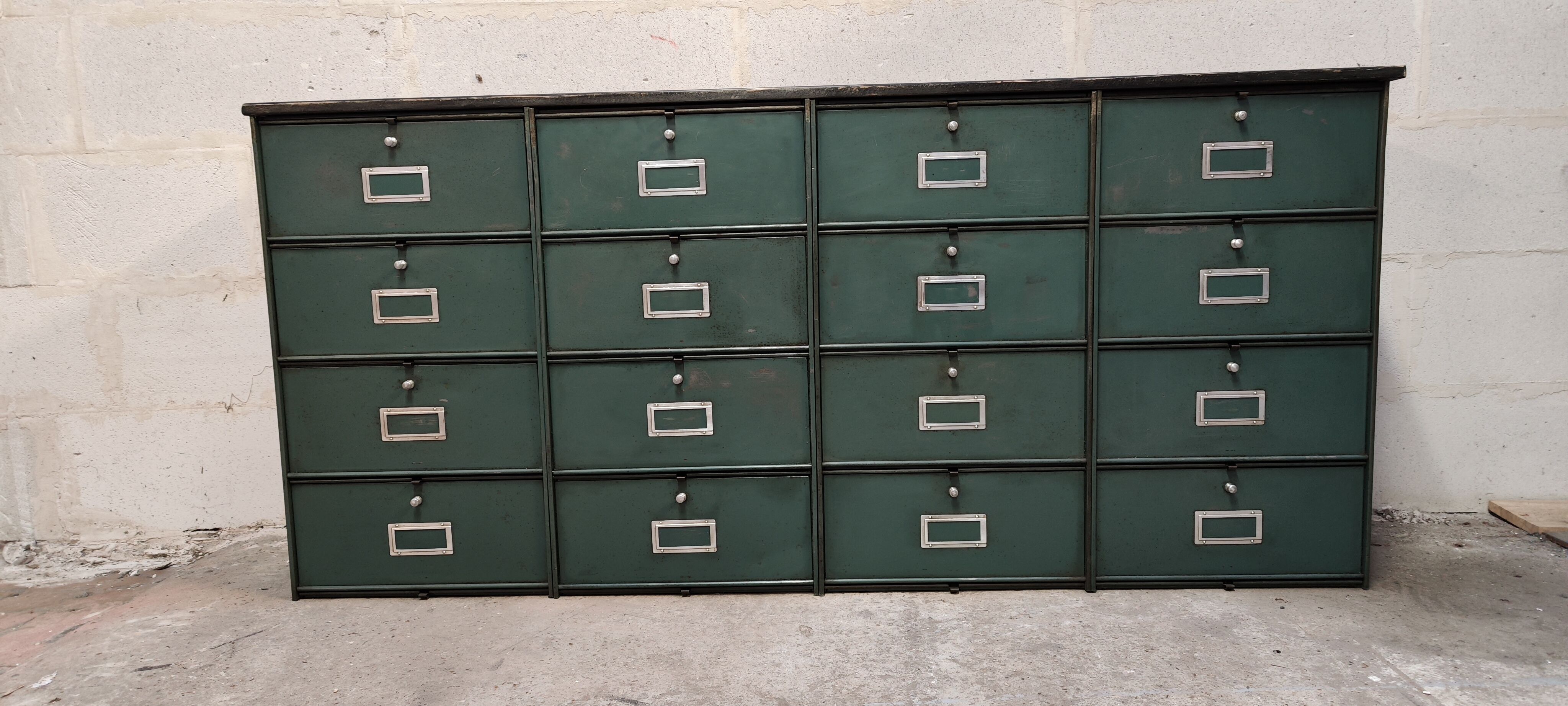 Industrial furniture in a row Ronéo 16 metal valves