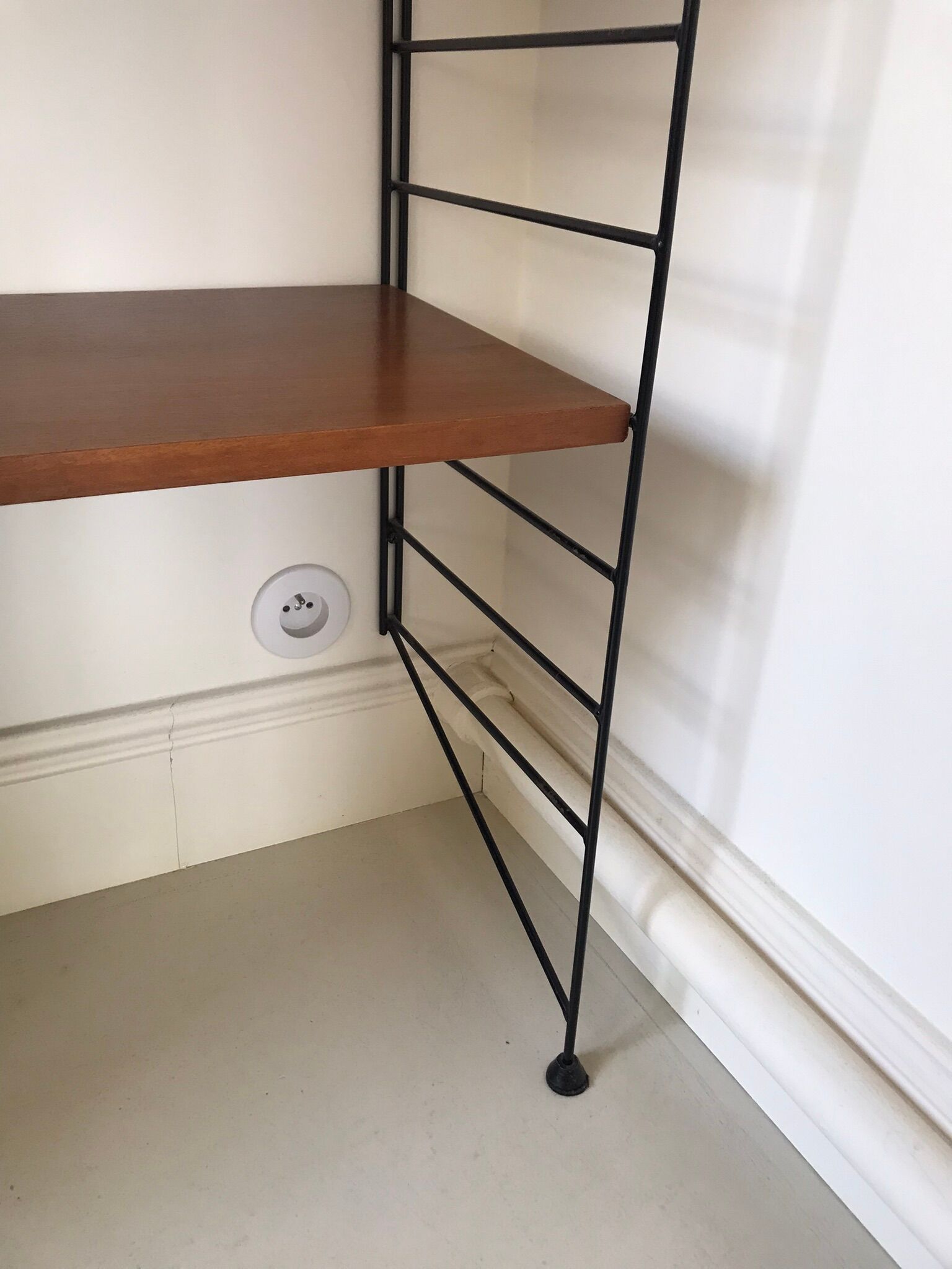 Self-supporting modular wall shelf