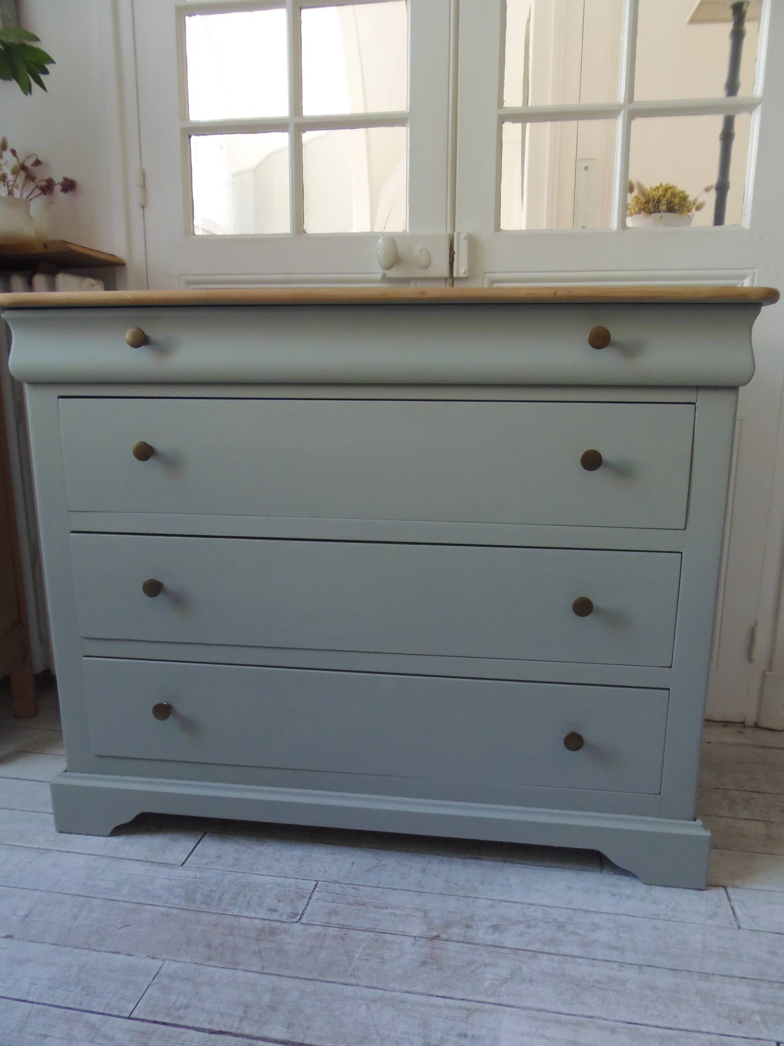 Commode de belle facture style Louis Philippe sublimée en vert de gris