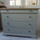 Commode de belle facture style Louis Philippe sublimée en vert de gris