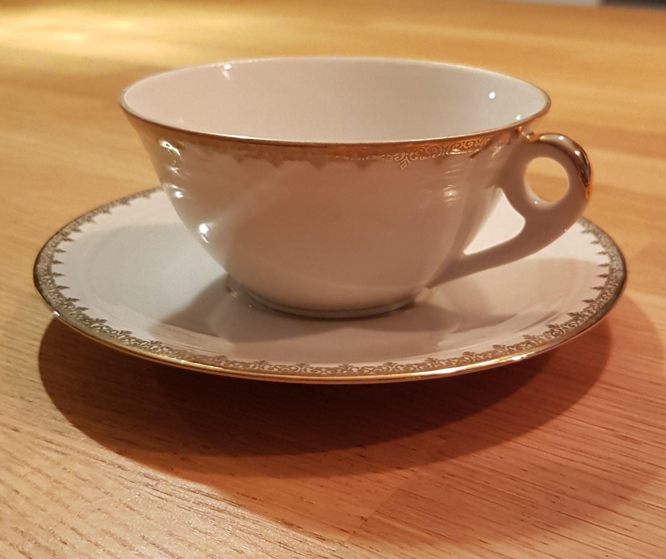 Series of 4 cups and saucers in white porcelain