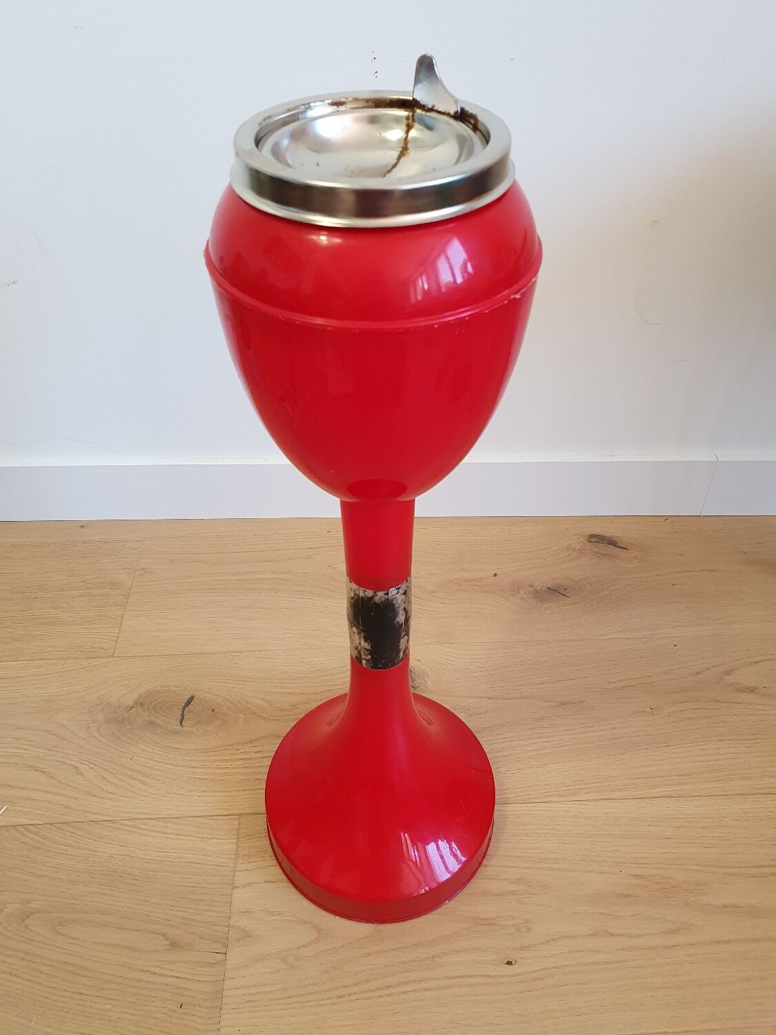 Plastic ashtray on foot from the 70s