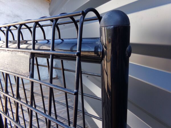 Duo de fauteuils noirs ''grillage'' en métal
