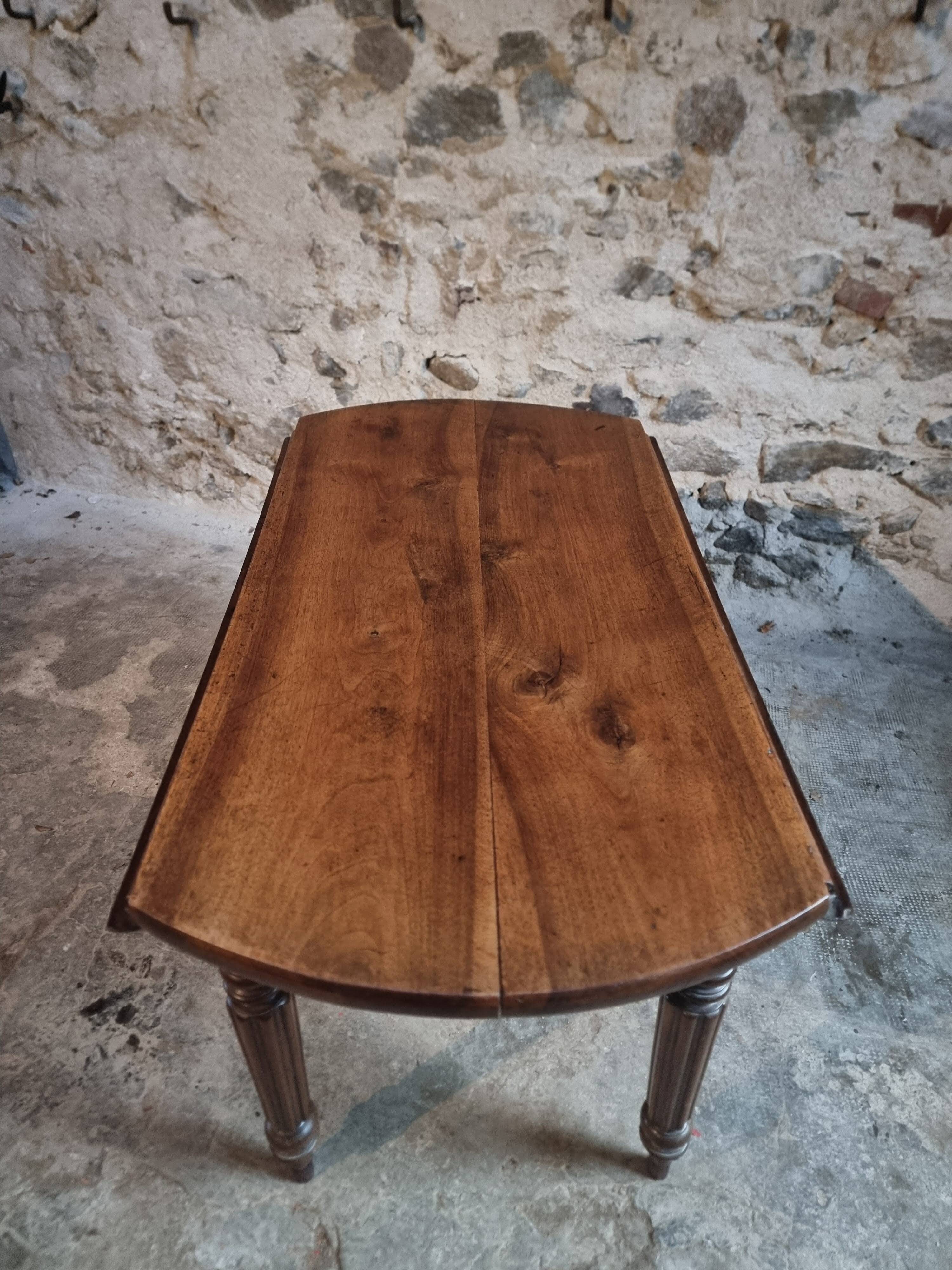 Table à abattants ancienne en noyer français – Table ovale avec rallonges pliantes des deux côtés, fin XIXe siècle