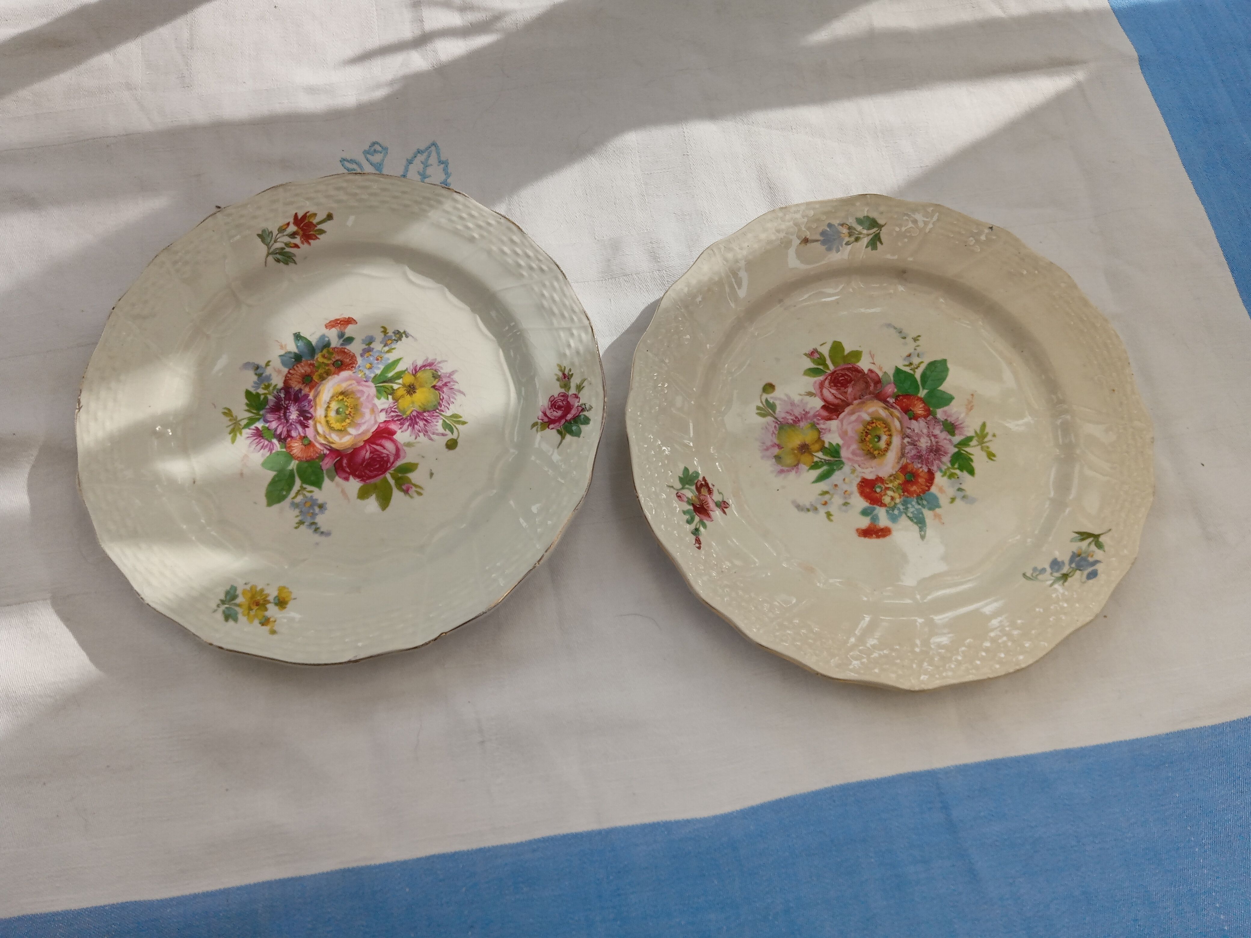 Assorted 18 old flower plates