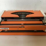 Typewriter, Olympia Traveller de Luxe