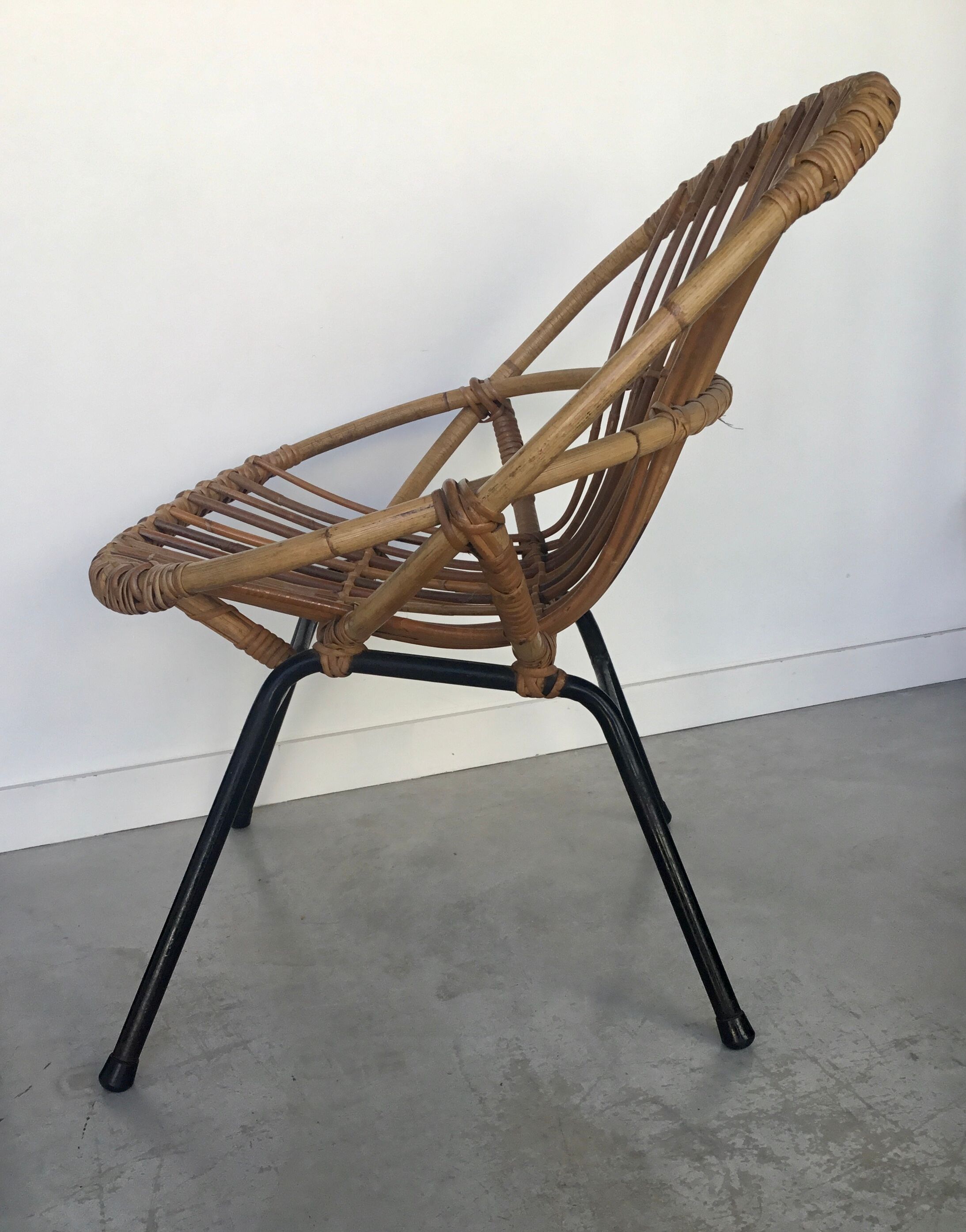 Fauteuil coquille en rotin - piétement tubulaire métallique noir - 1960