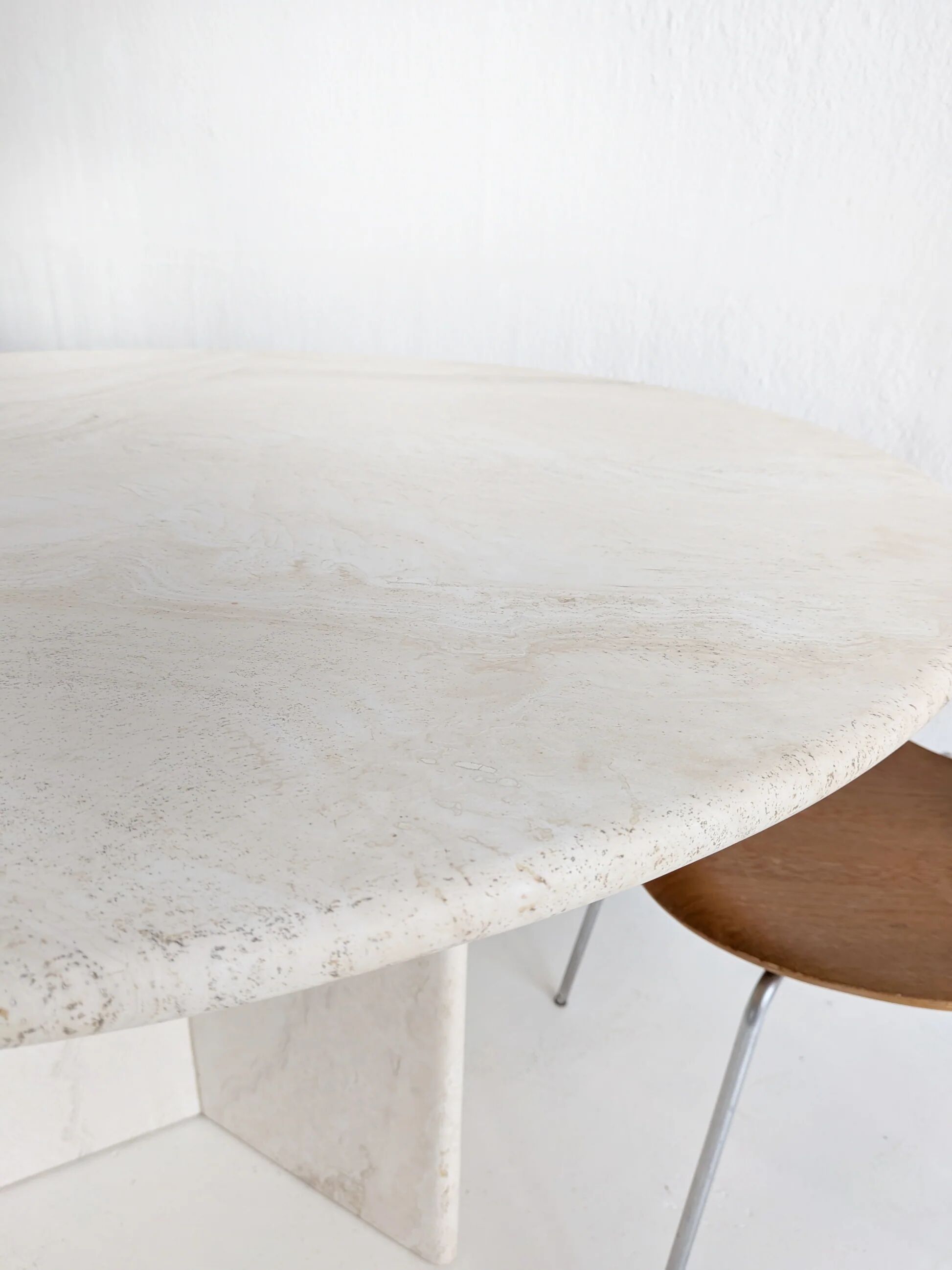 Round dining table in travertine from the 1980s.