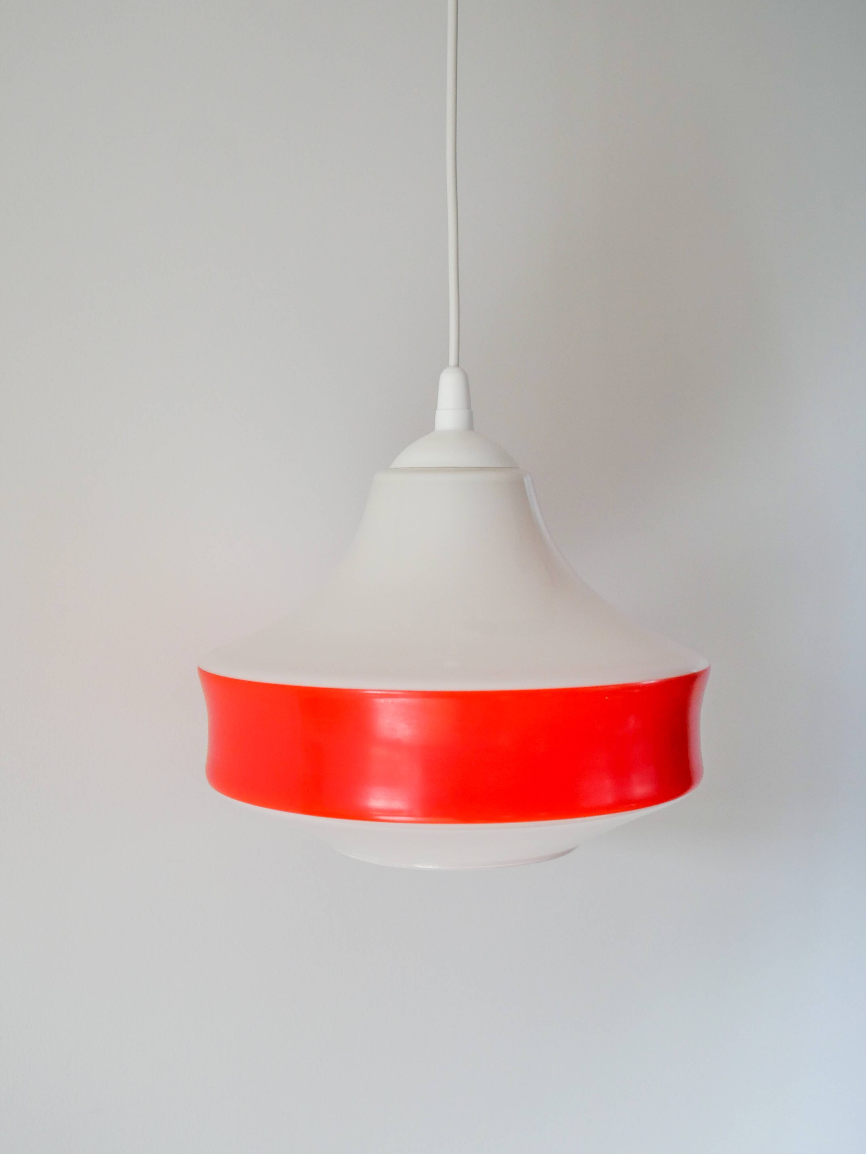 Suspension en opaline bicolore orange / rouge et blanc Design 1970