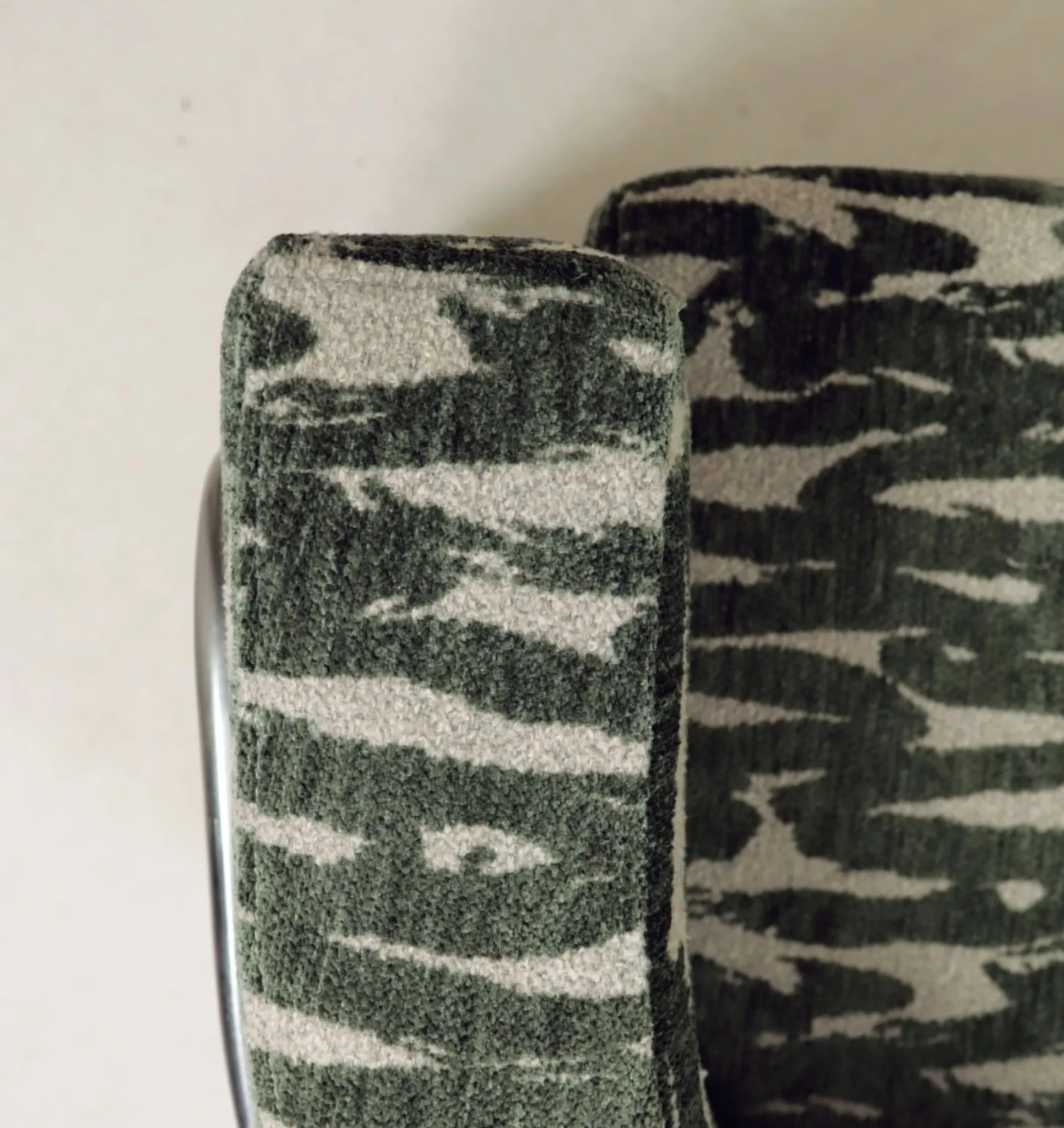 Brutalise lobby longue chair verdigris green 