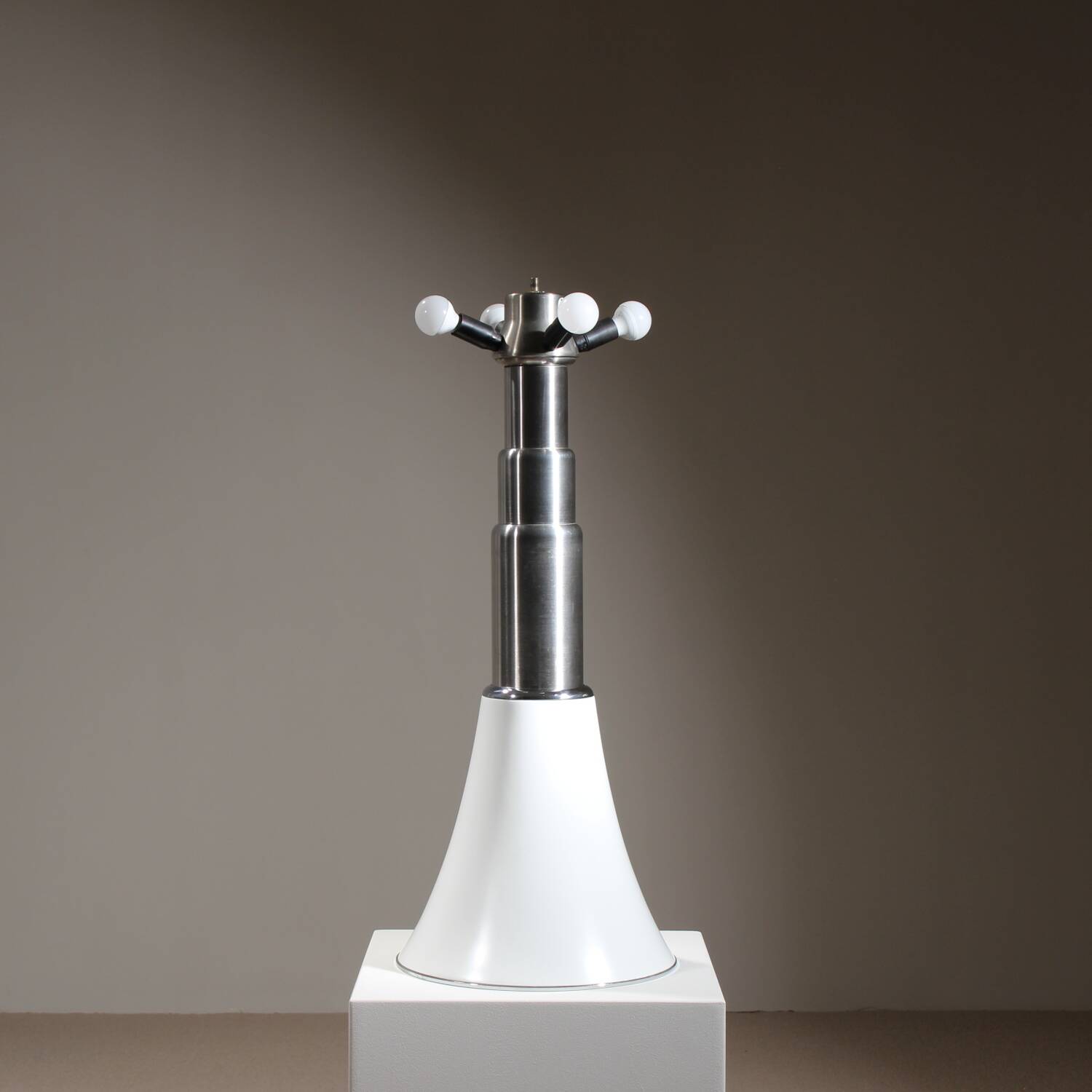 Lampe 'Pipistrello 620' par Gae Aulenti pour Martinelli Luce, Italie