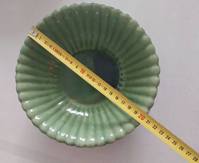 6 green flat plates from Terre è Provence + small salad bowl
