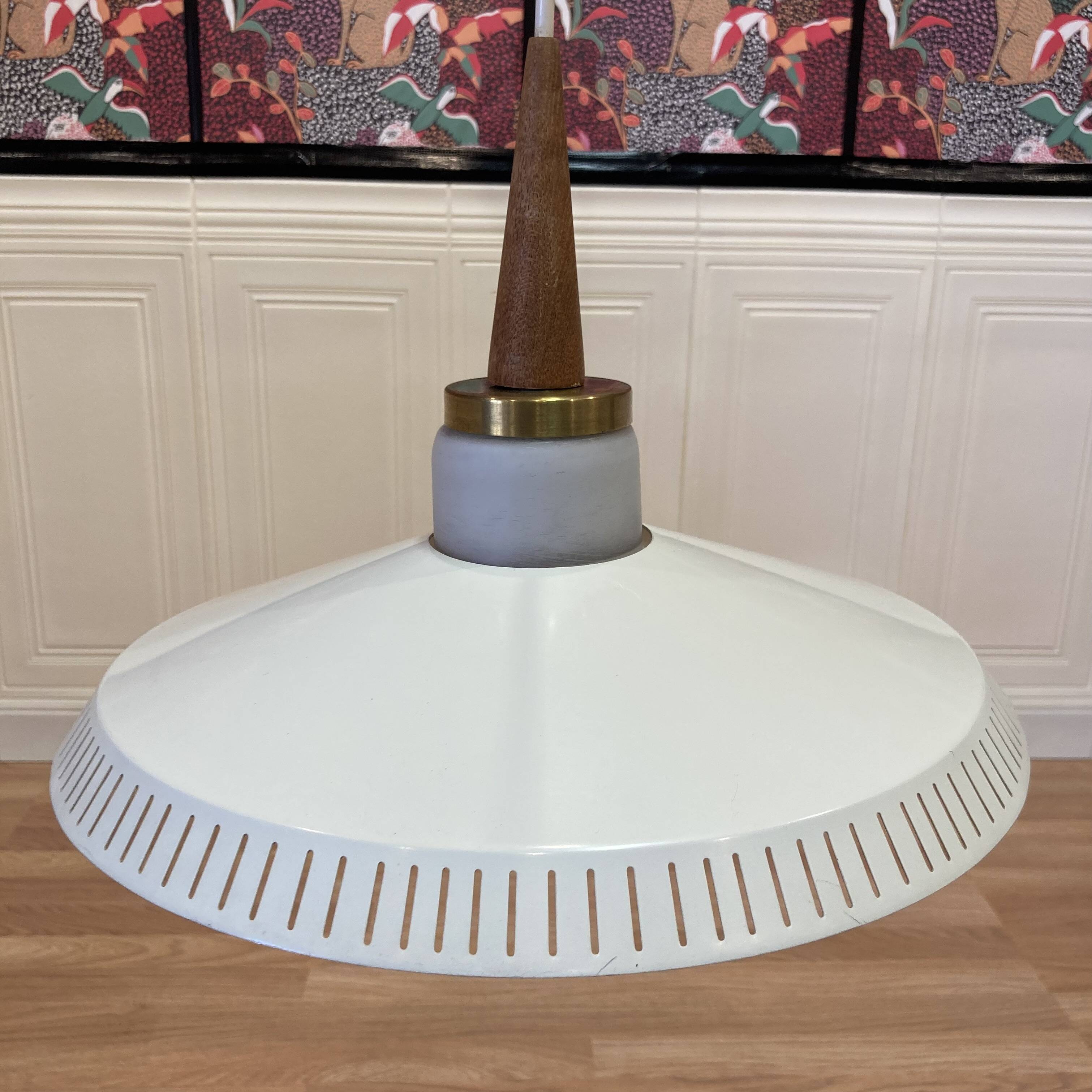 Scandinavian suspension design 1950 metal and opaline.