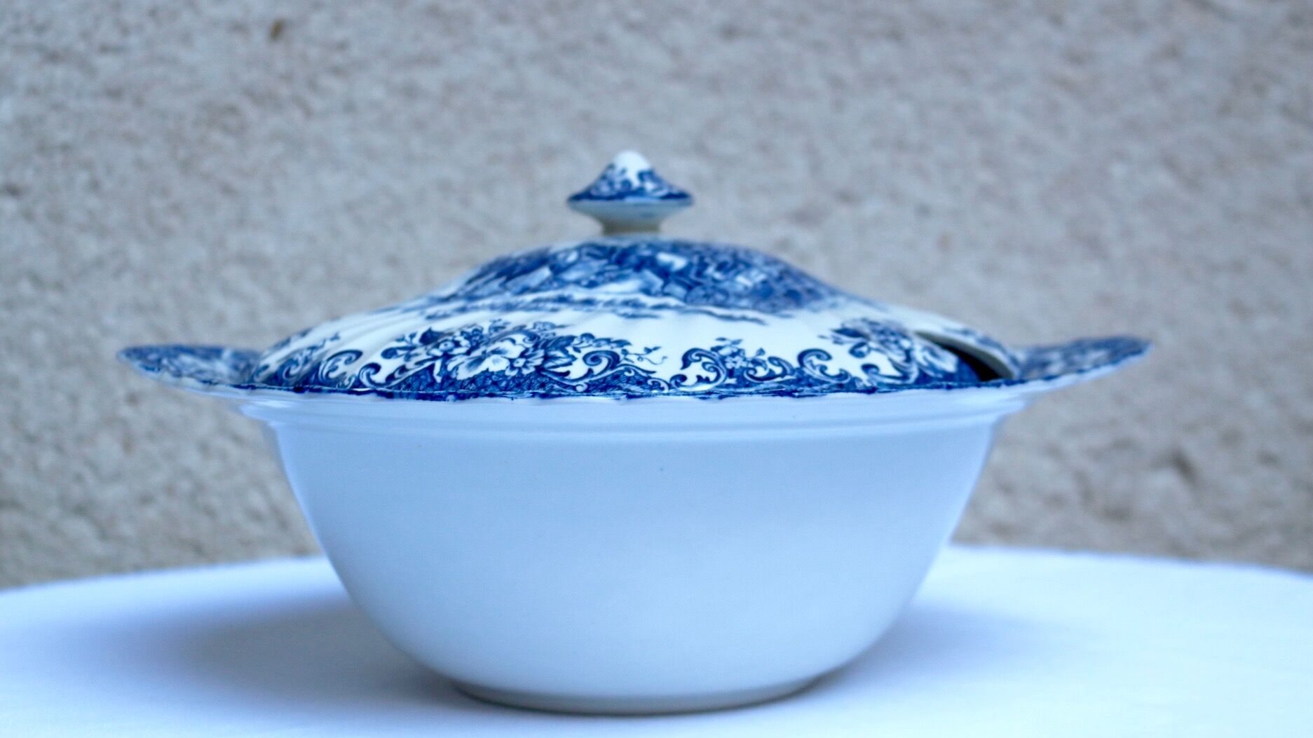 Jonhson Brothers Soup tureen