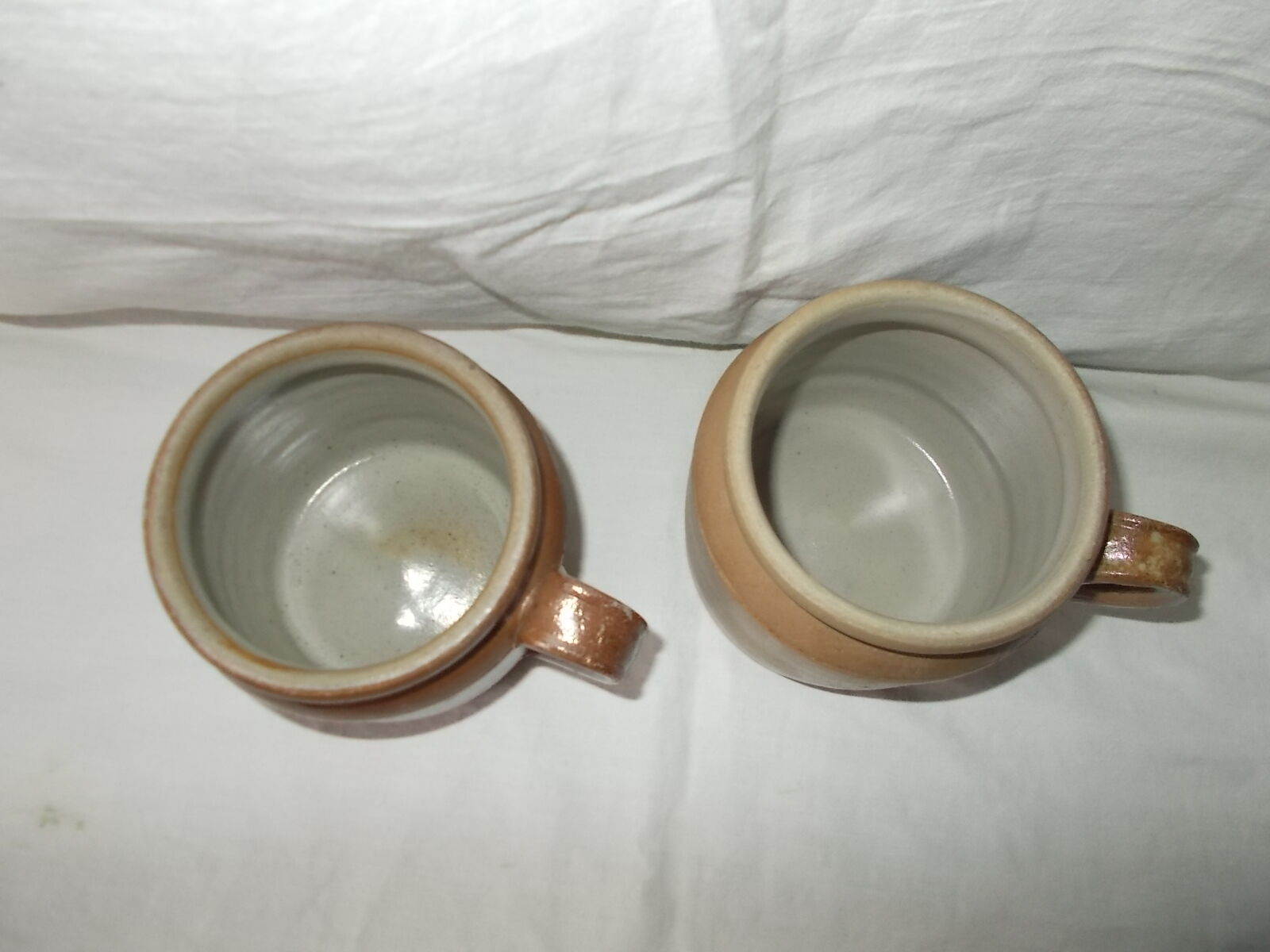 Set of 2 small stoneware pots with handle.