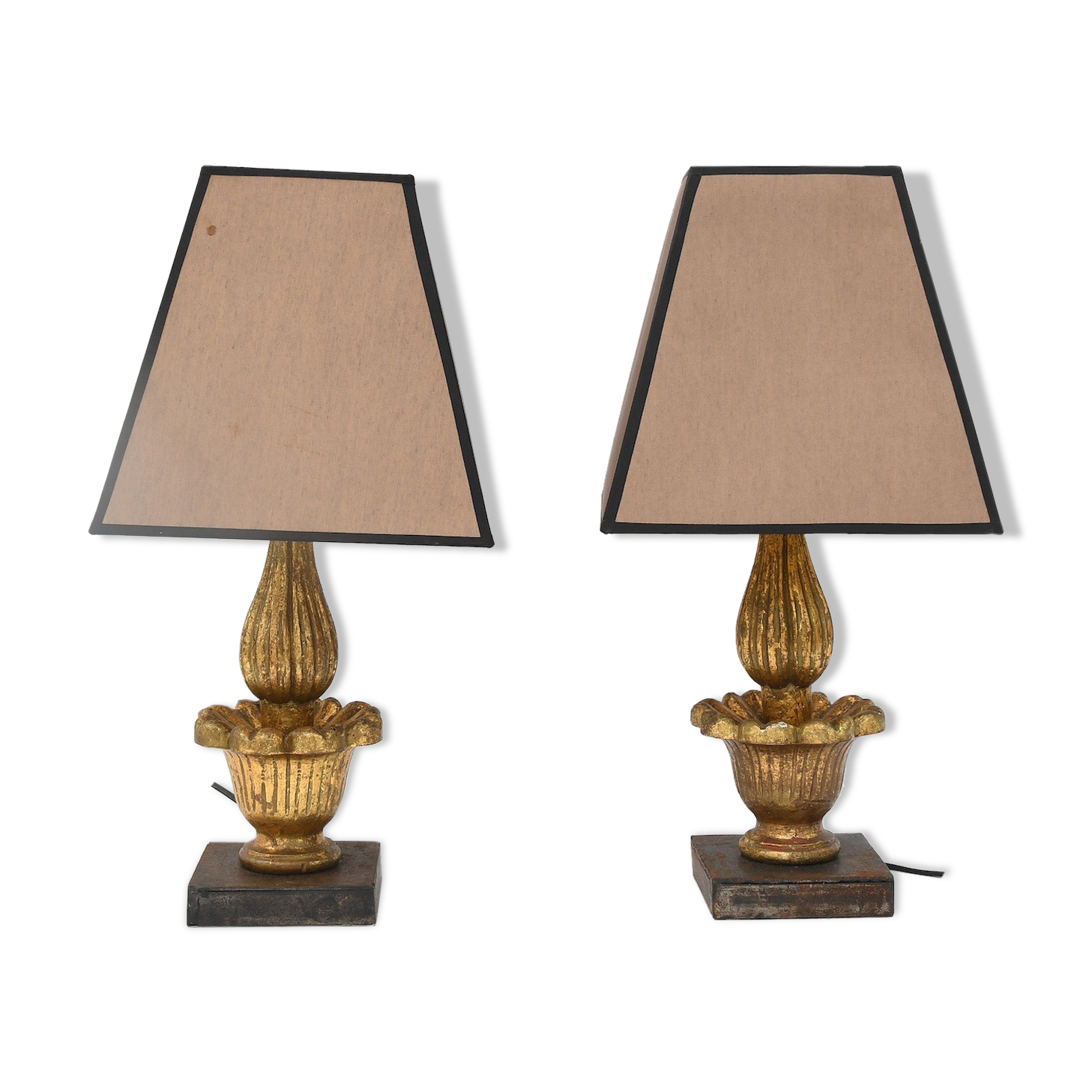 Paire de lampes en bois doré