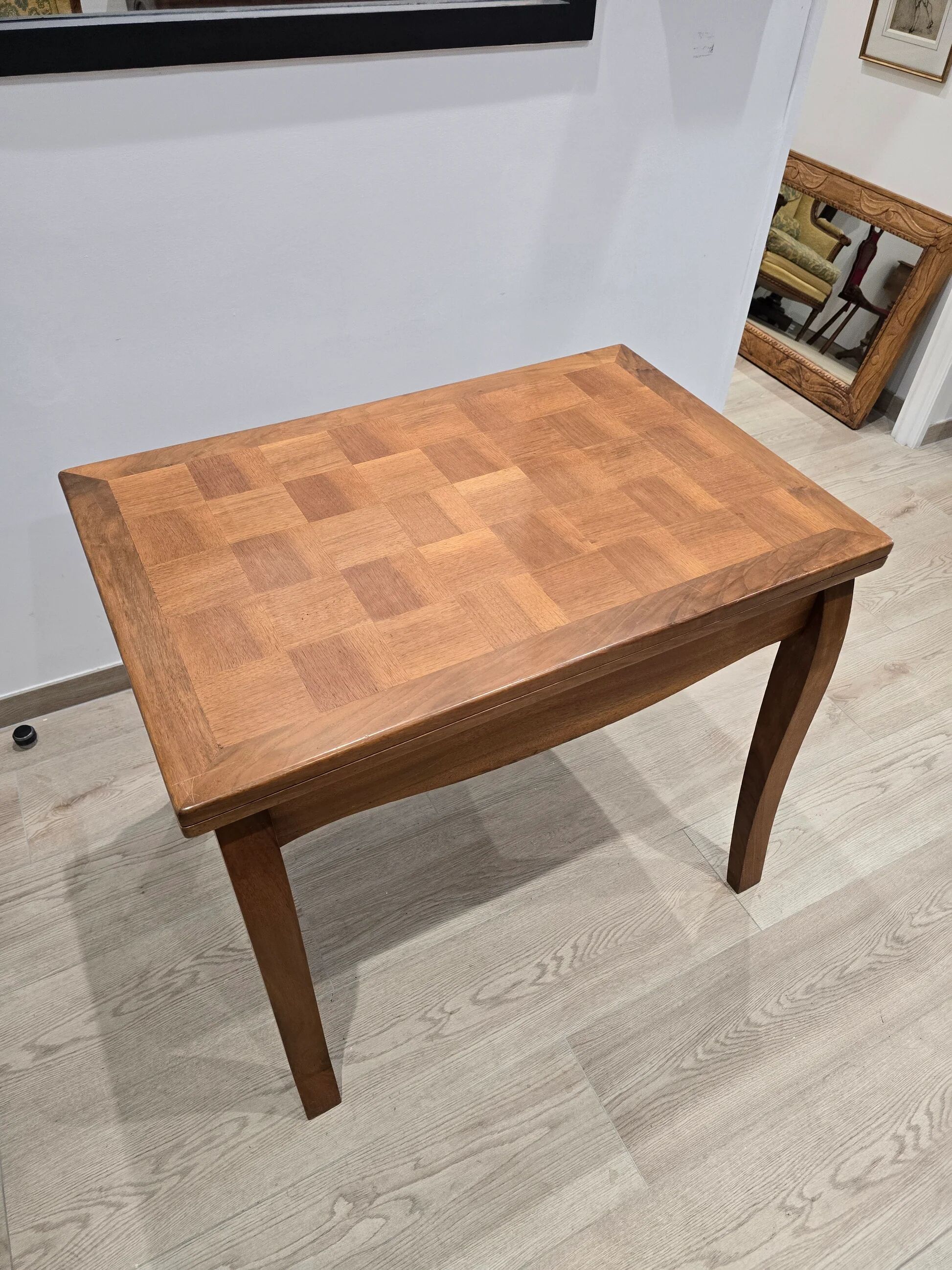 Table transformable vintage en bois de noyer et marqueterie