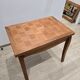 Table transformable vintage en bois de noyer et marqueterie