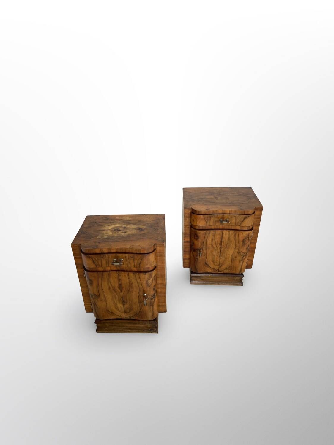 Tables de chevet Art déco italiennes en ronce de noyer, années 1930.