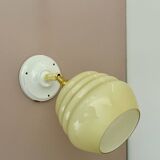 Applique globe vintage en opaline jaune pâle