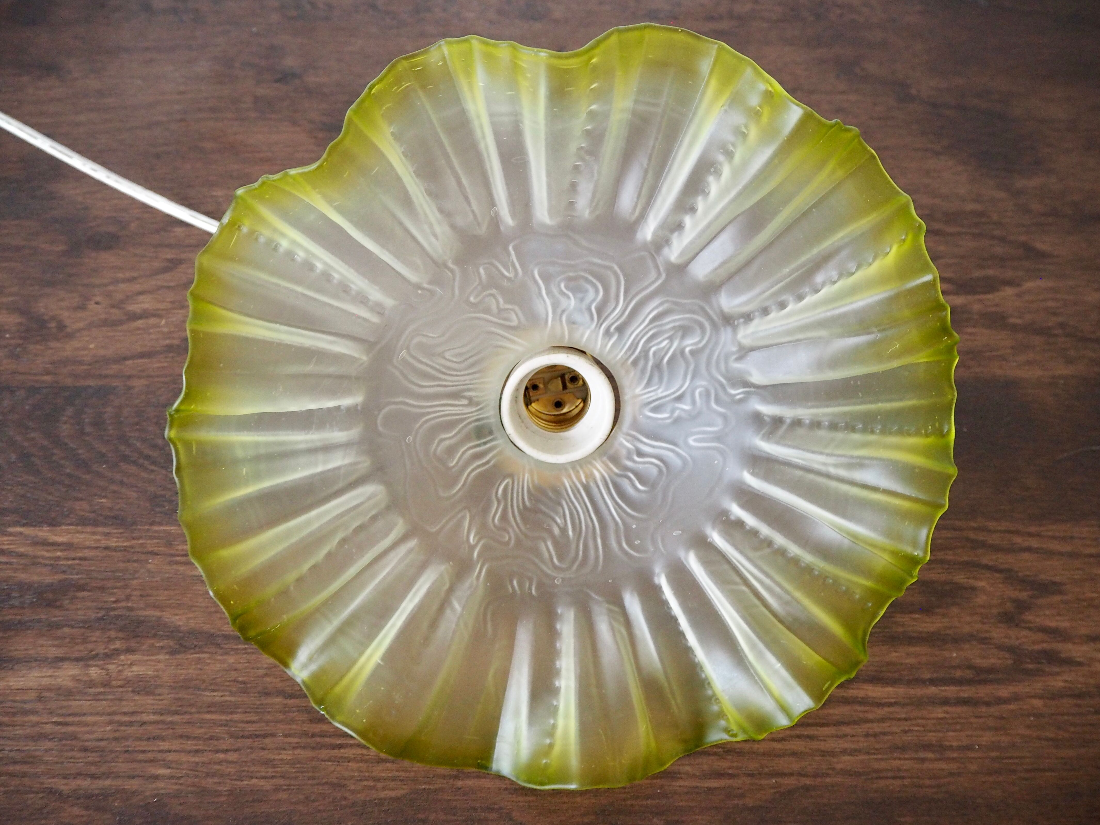 Green glass flower suspension