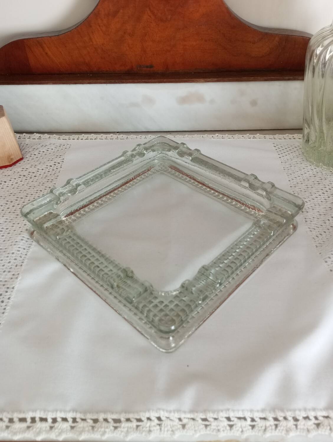 Square glass ashtray / empty pocket