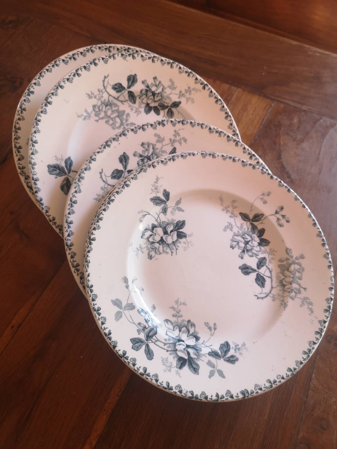 Lot de 7 assiettes plates.