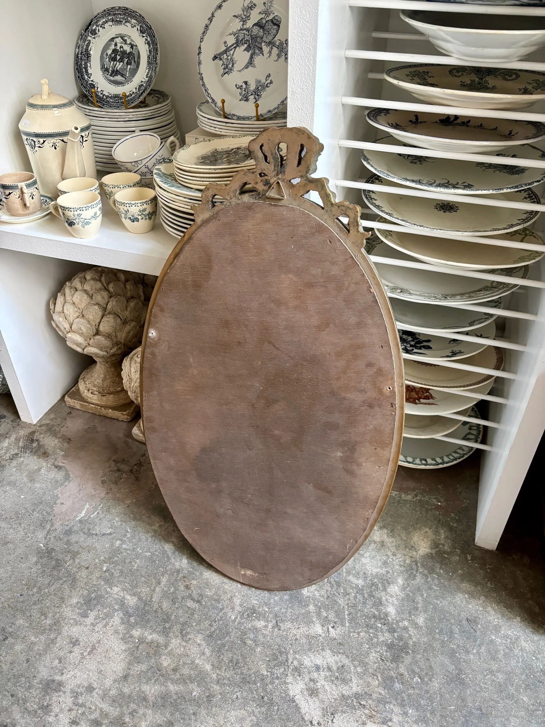 Miroir ovale classique doré à décor de noeud