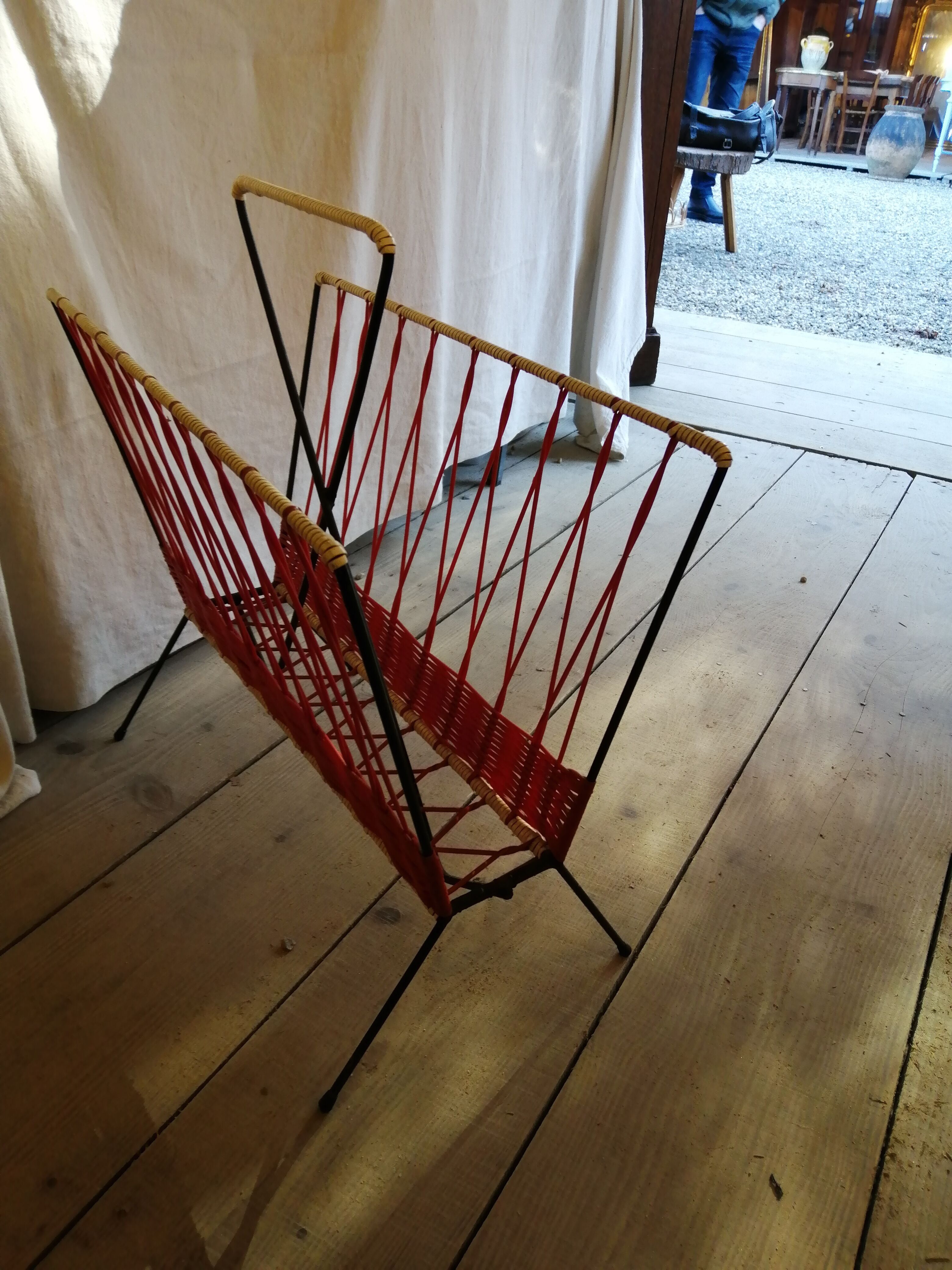 Scoubidou magazine holder