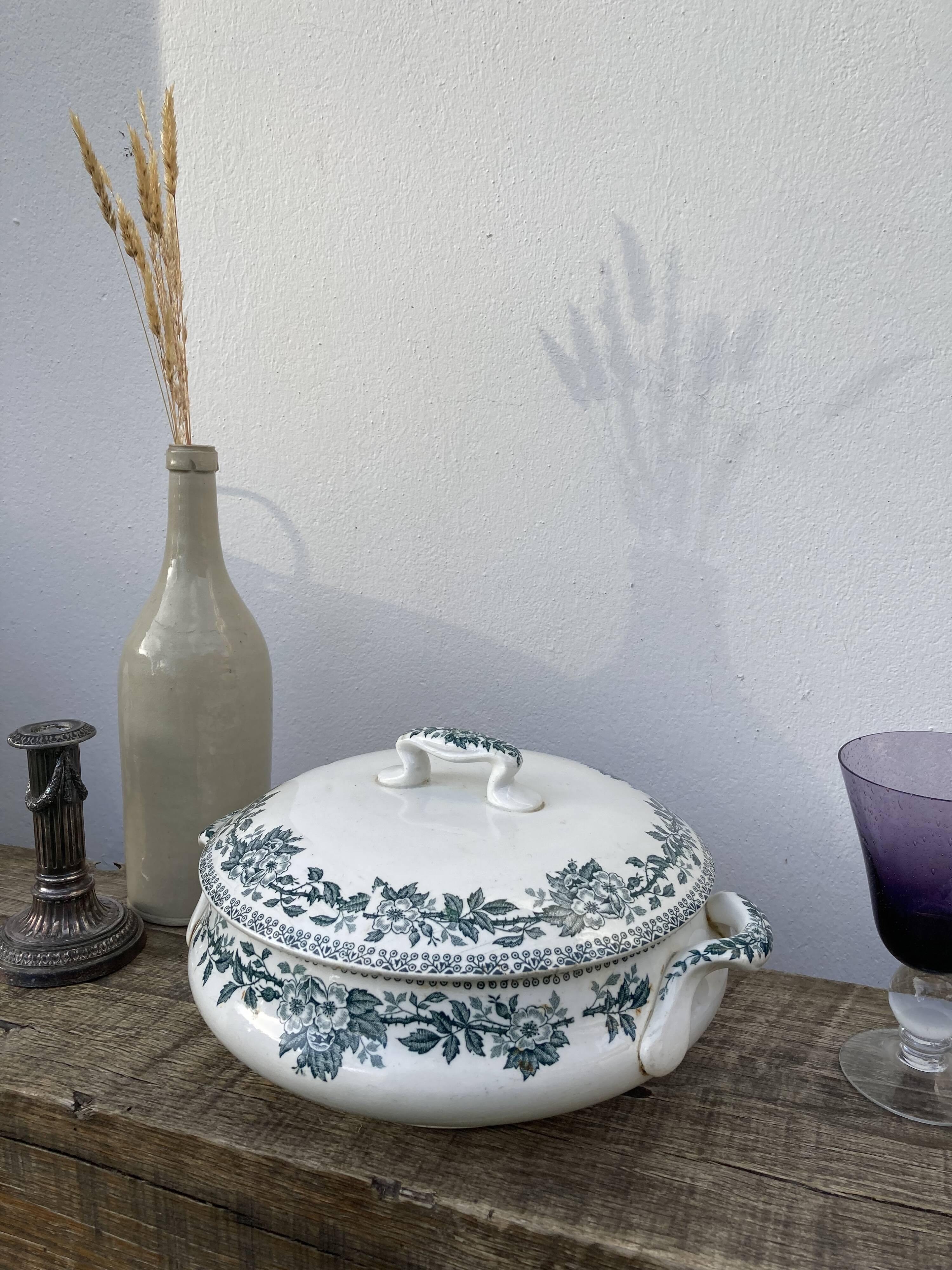 Iron earth tureen Saint Amand Guadeloupe ancient ceramic