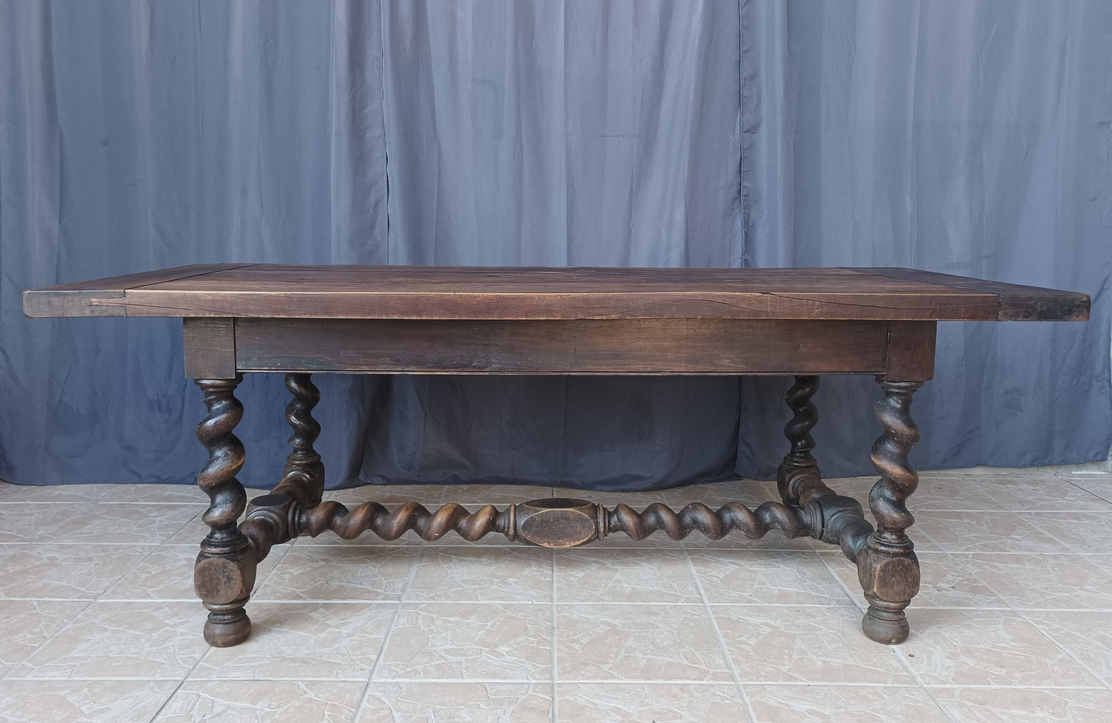 Table de ferme Louis XIII en noyer 19ème