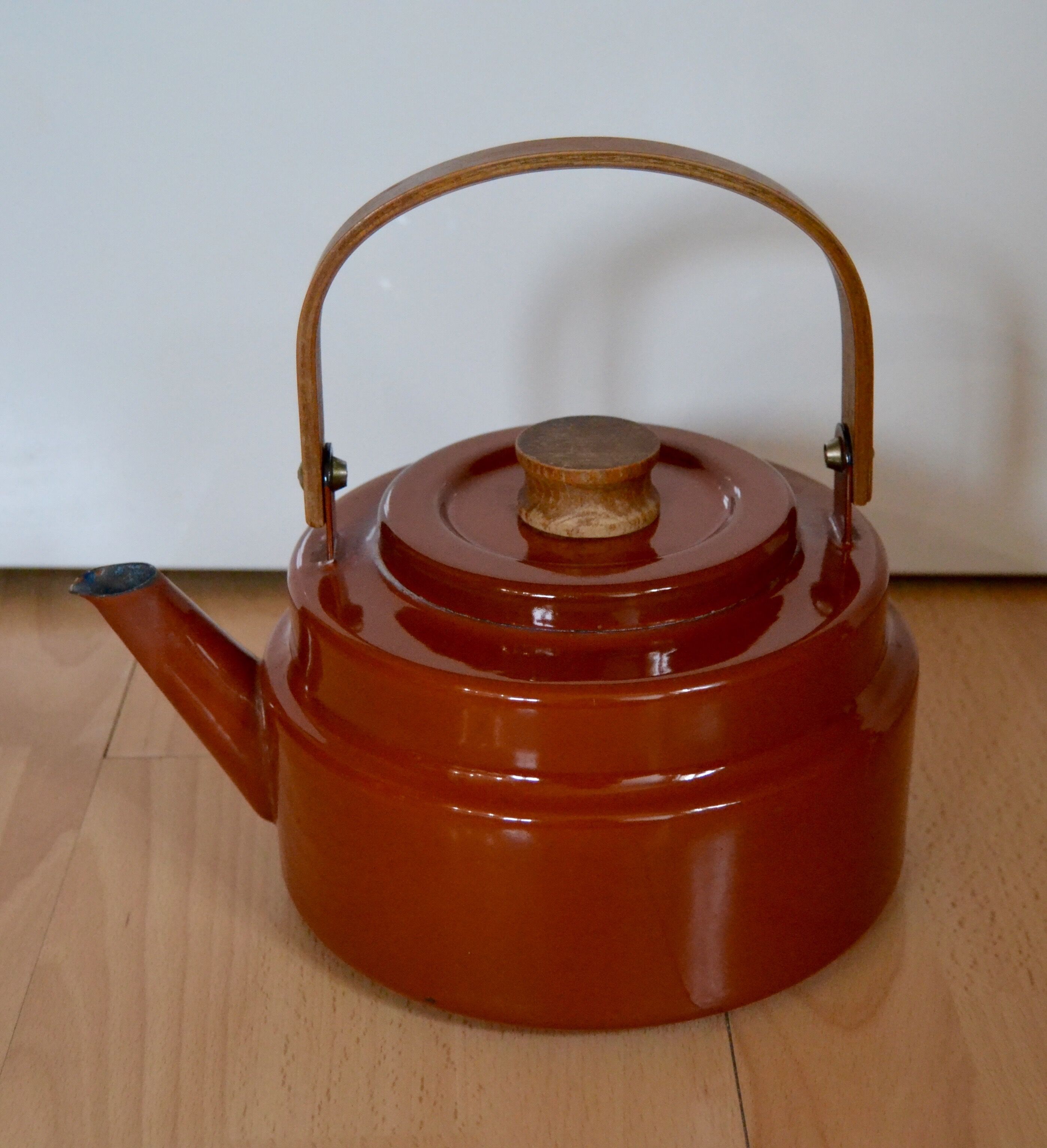 Kettle hygge Scandinavian metal & wood
