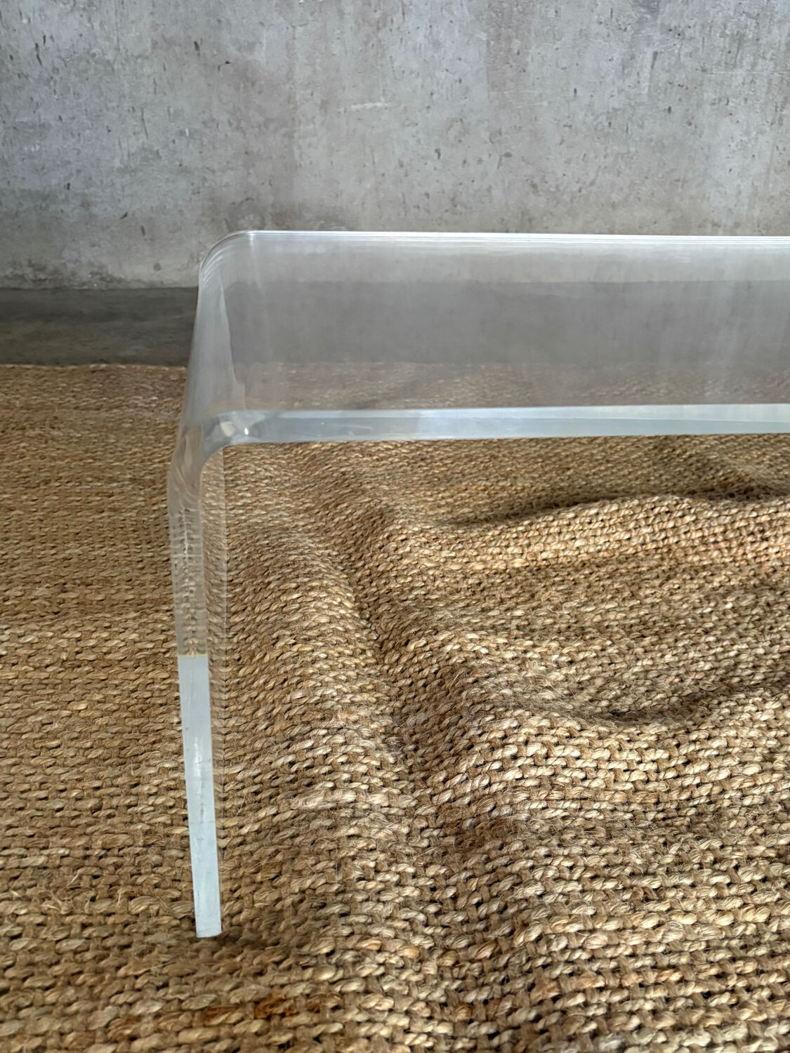 Vintage coffee table in curved transparent plexiglass – 70s/80s