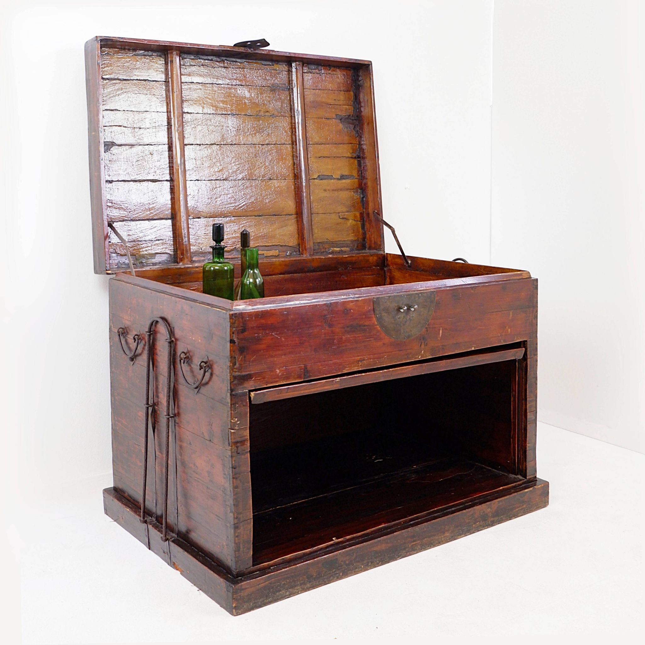 Coffre japonais ancien en bois et en fer