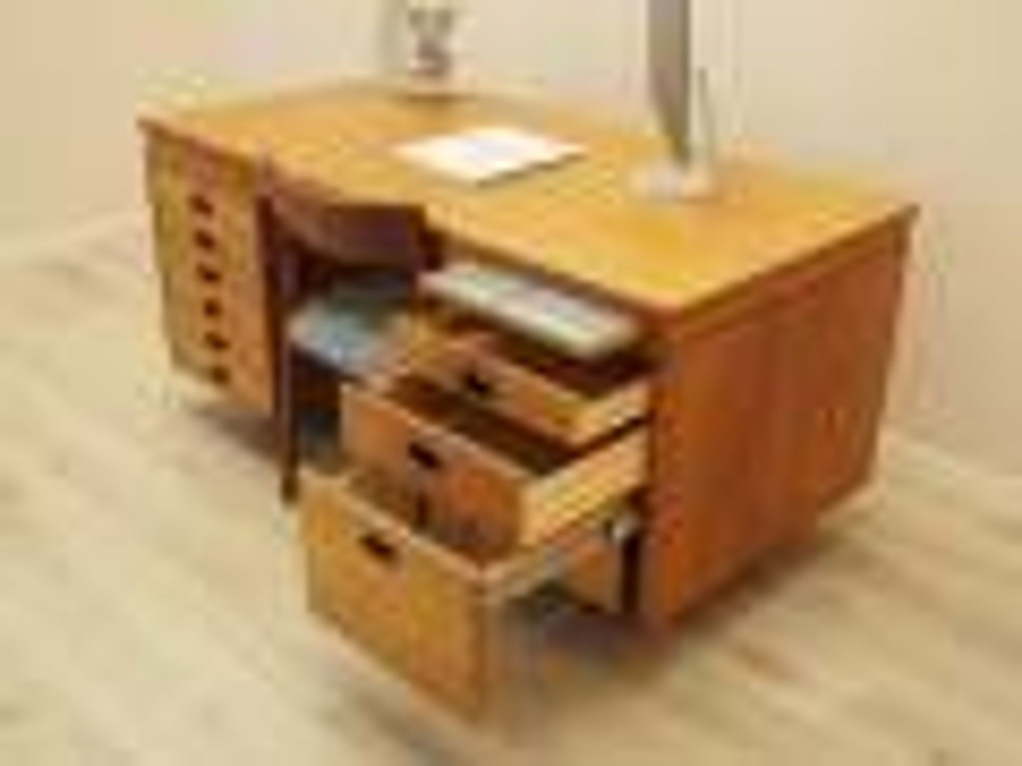 Bureau exécutif avec neuf tiroirs et surface extensible, placage de teck, Nipu, Danemark, années 1970