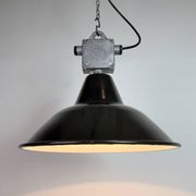 Lampe à pendentif en émail noir industriel d'Elektrosvit, années 1960.
