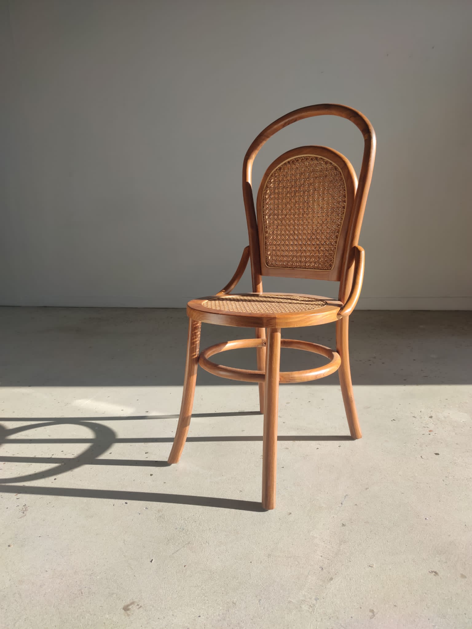 Chaise cannée en bois naturel