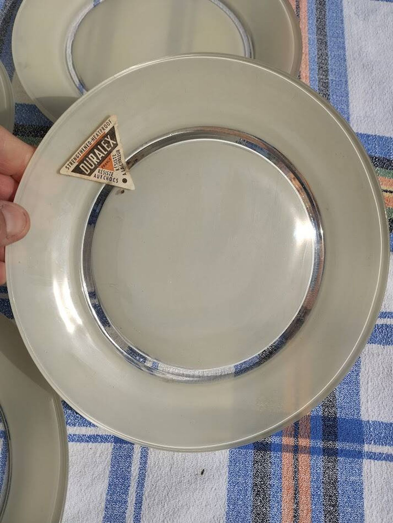 Service d’assiettes Duralex neuf 14 pièces avec étiquettes