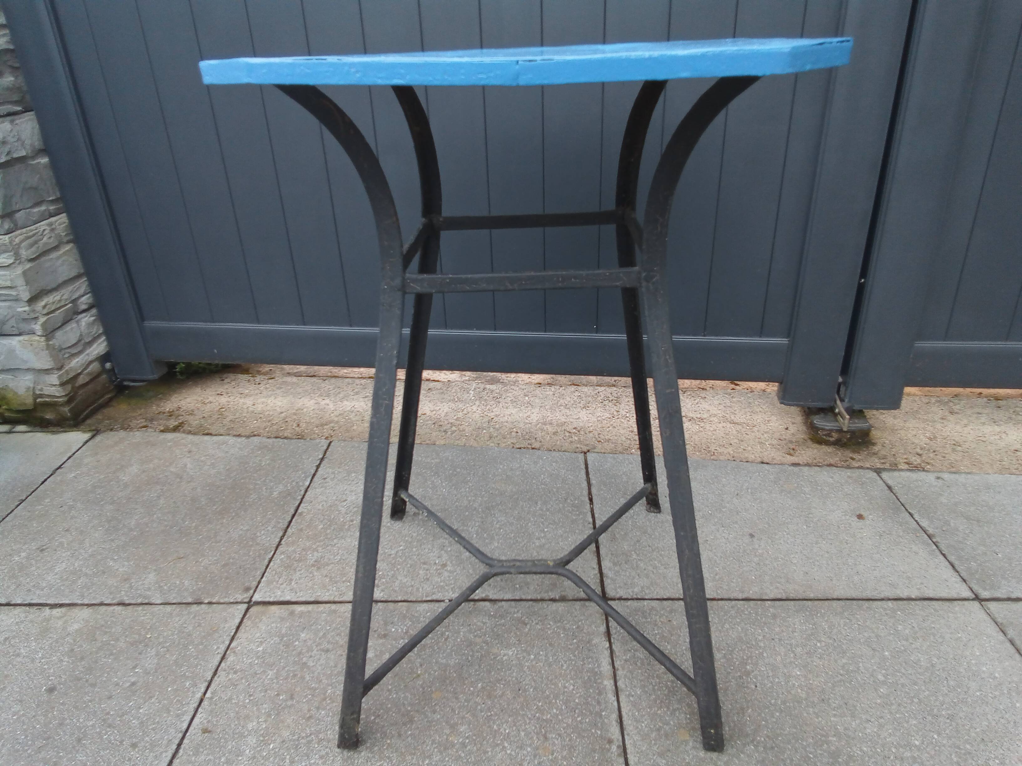 Splendid and rare outdoor iron bistro table from the 1940s, completely renovated