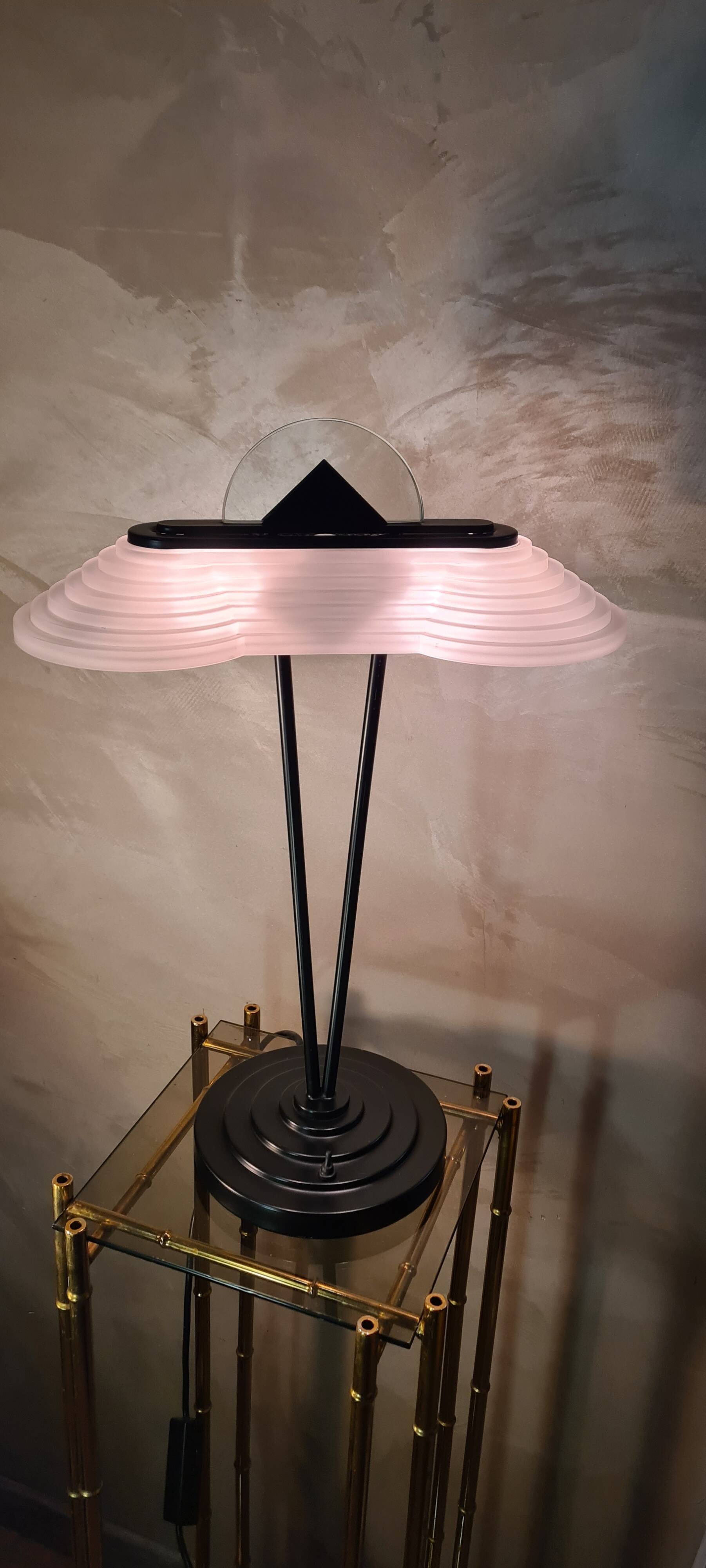 Memphis stijl milan style desk lamp, art nouveau molded glass 1970 to 80