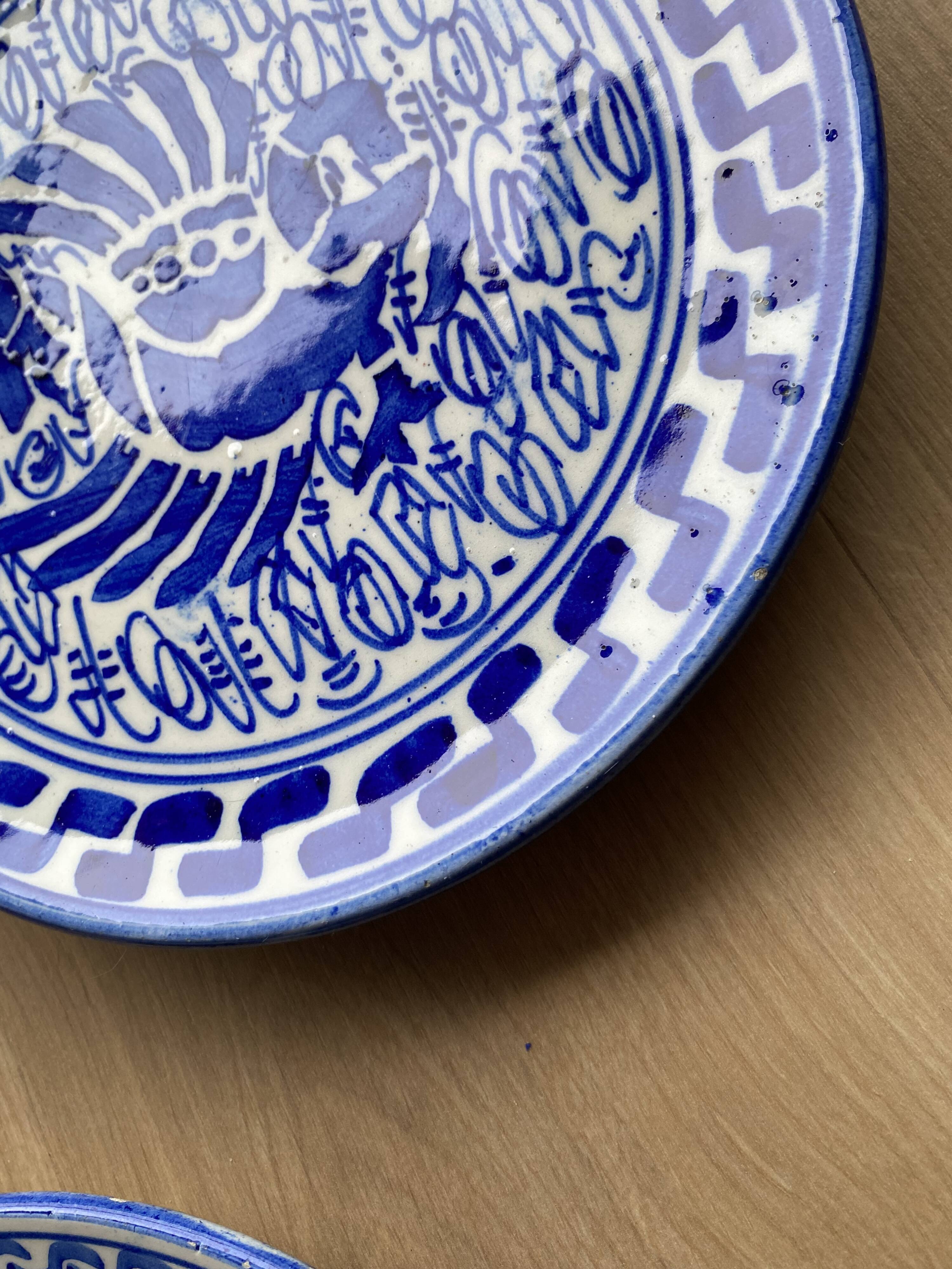 Set of decorative plates