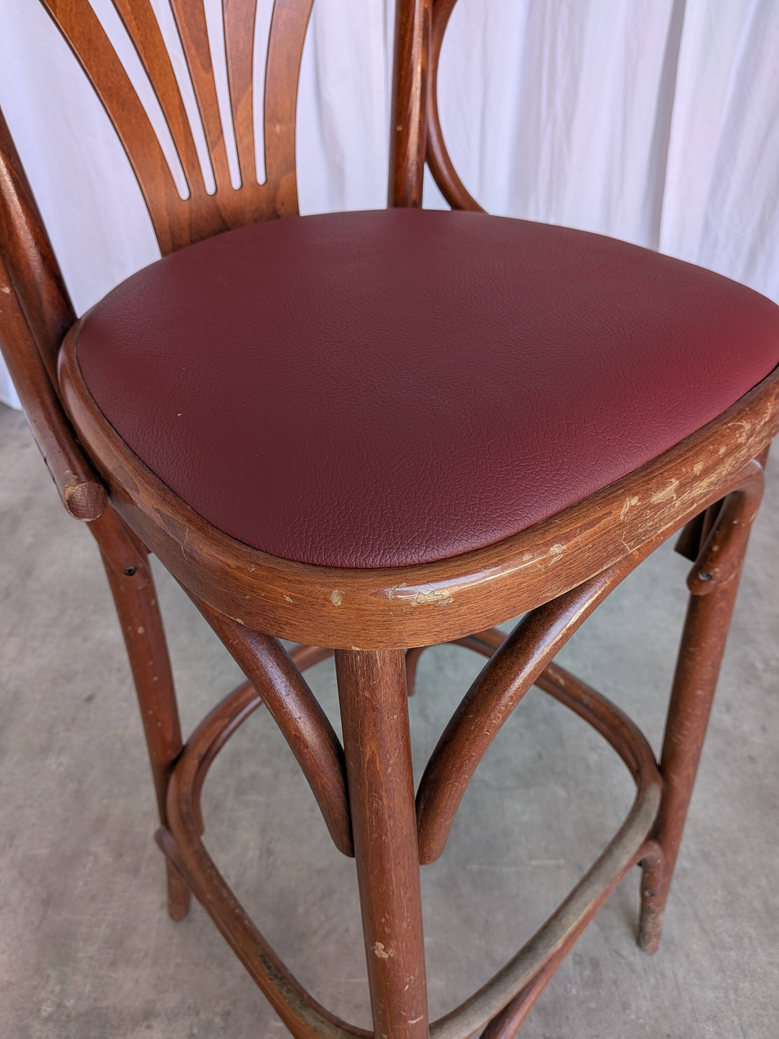 Fauteuil de bar de style Thonet Irish Pub / Siège en simili cuir rouge, milieu du siècle