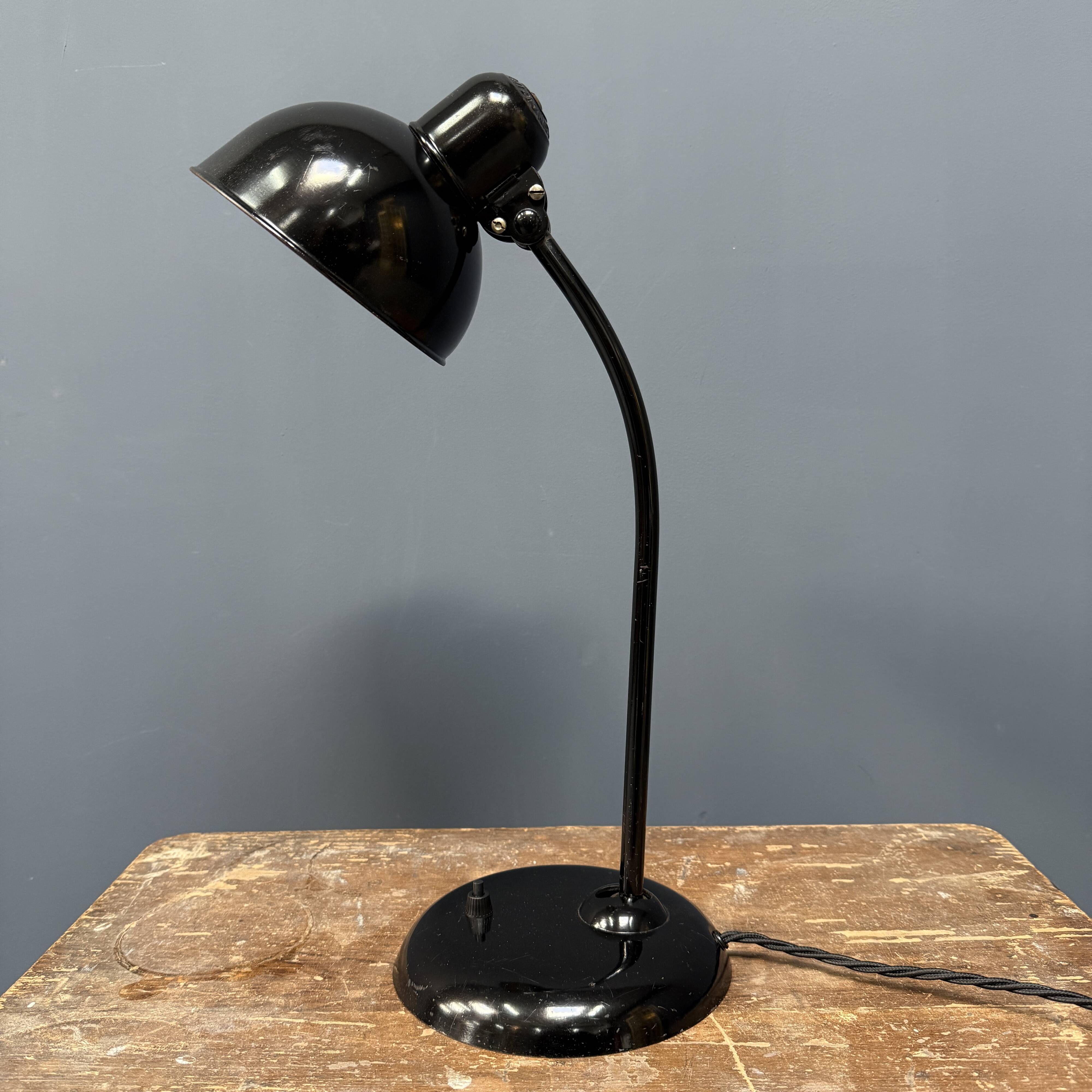 Lampe de bureau Bauhaus Kaiser Idell noire modèle 6556