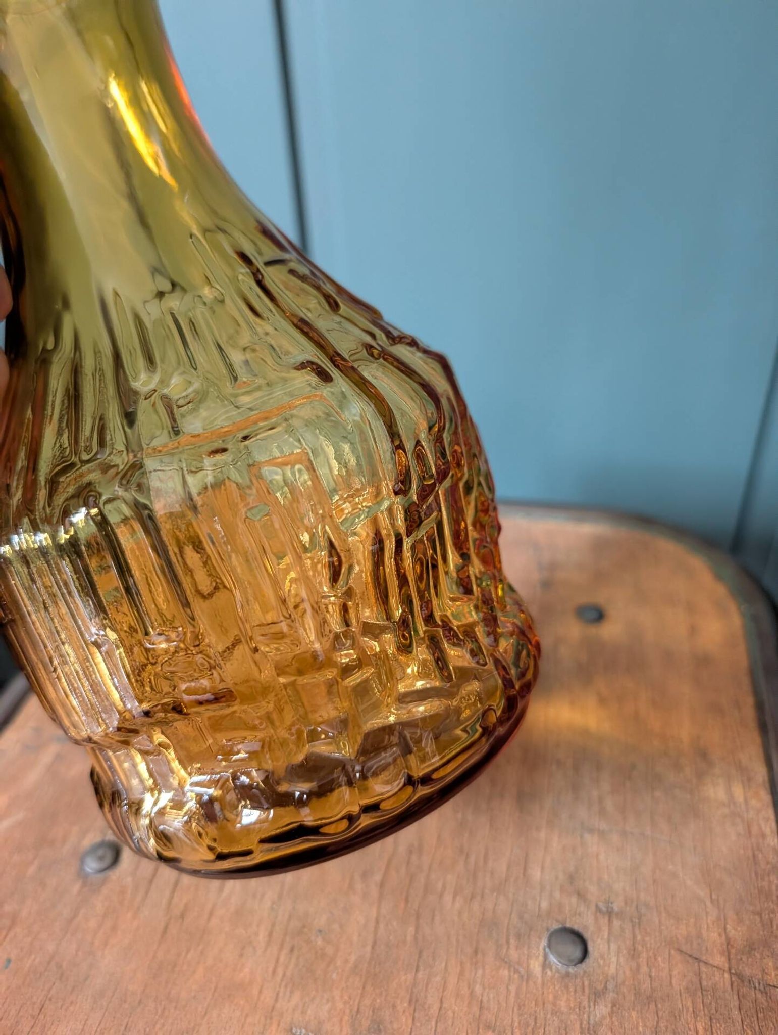 Carafe en verre ambré moulé à décor géométrique – années 1960/70