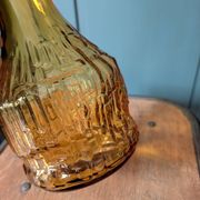 Carafe en verre ambré moulé à décor géométrique – années 1960/70