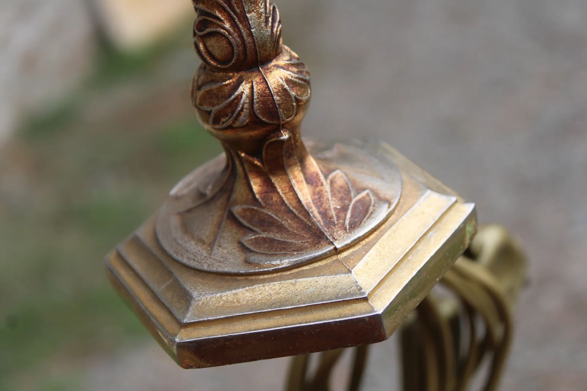 Vintage bedside lamp in gold metal – sculpted base and blue shade
