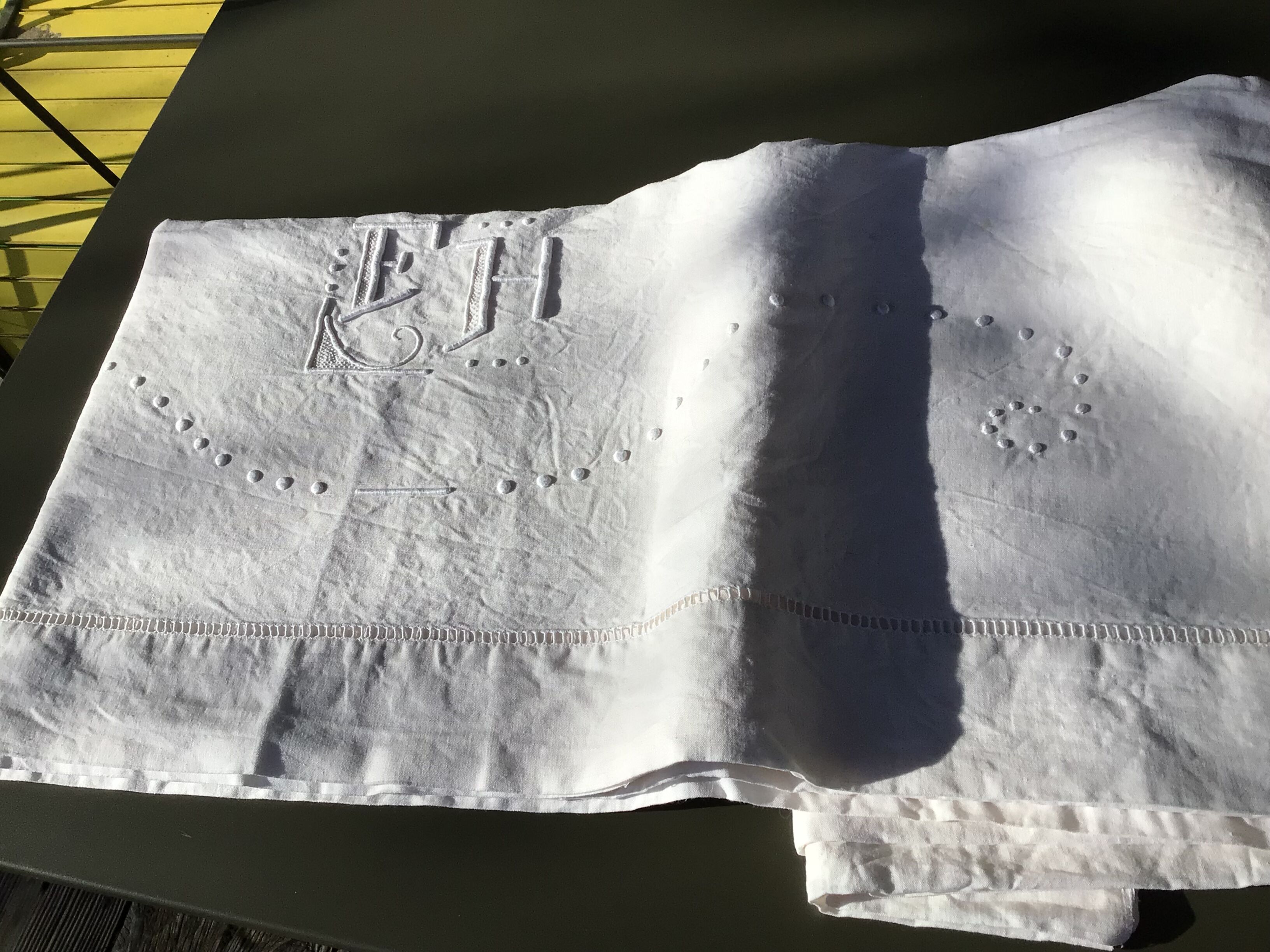 2-seater sheet embroidered FH and mestizo cream tablets