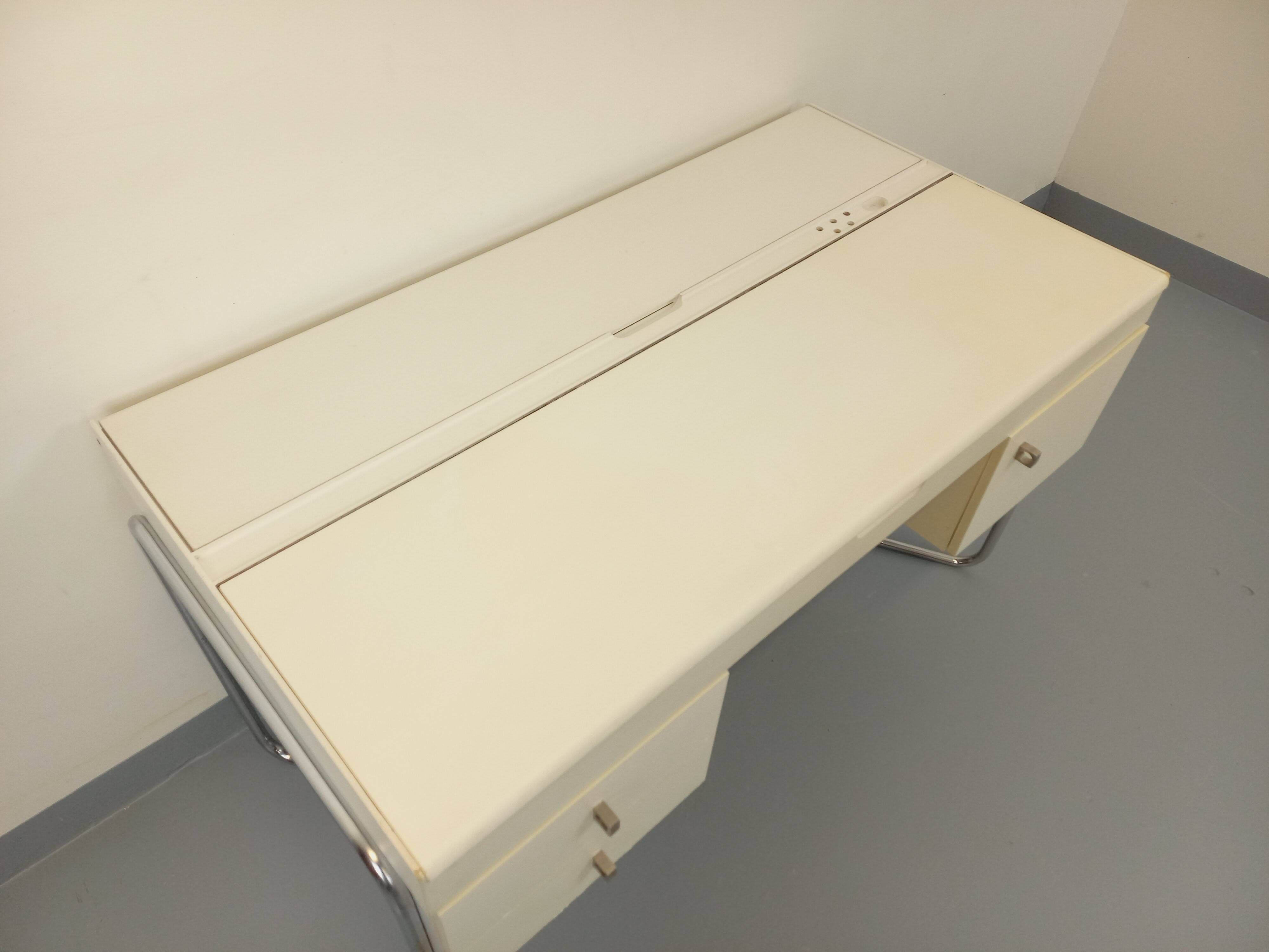 Vintage Bauhaus style desk in melamine and chrome metal from the 1970s.